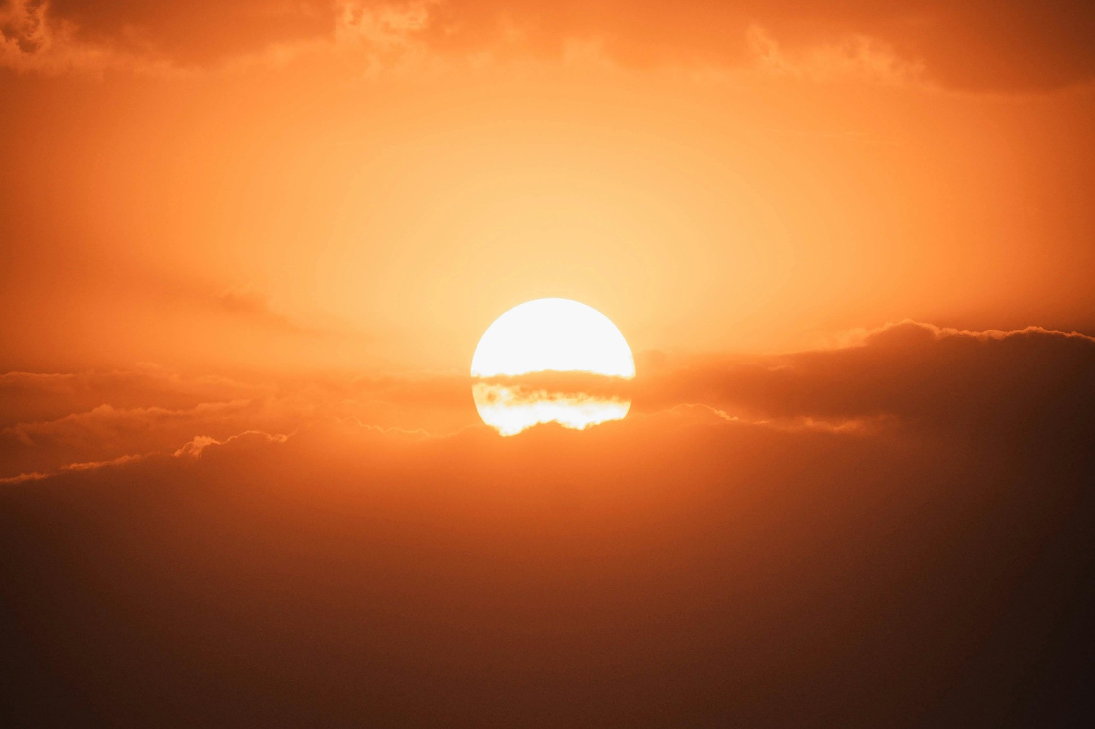 El sol entre las nubes. Innovación.