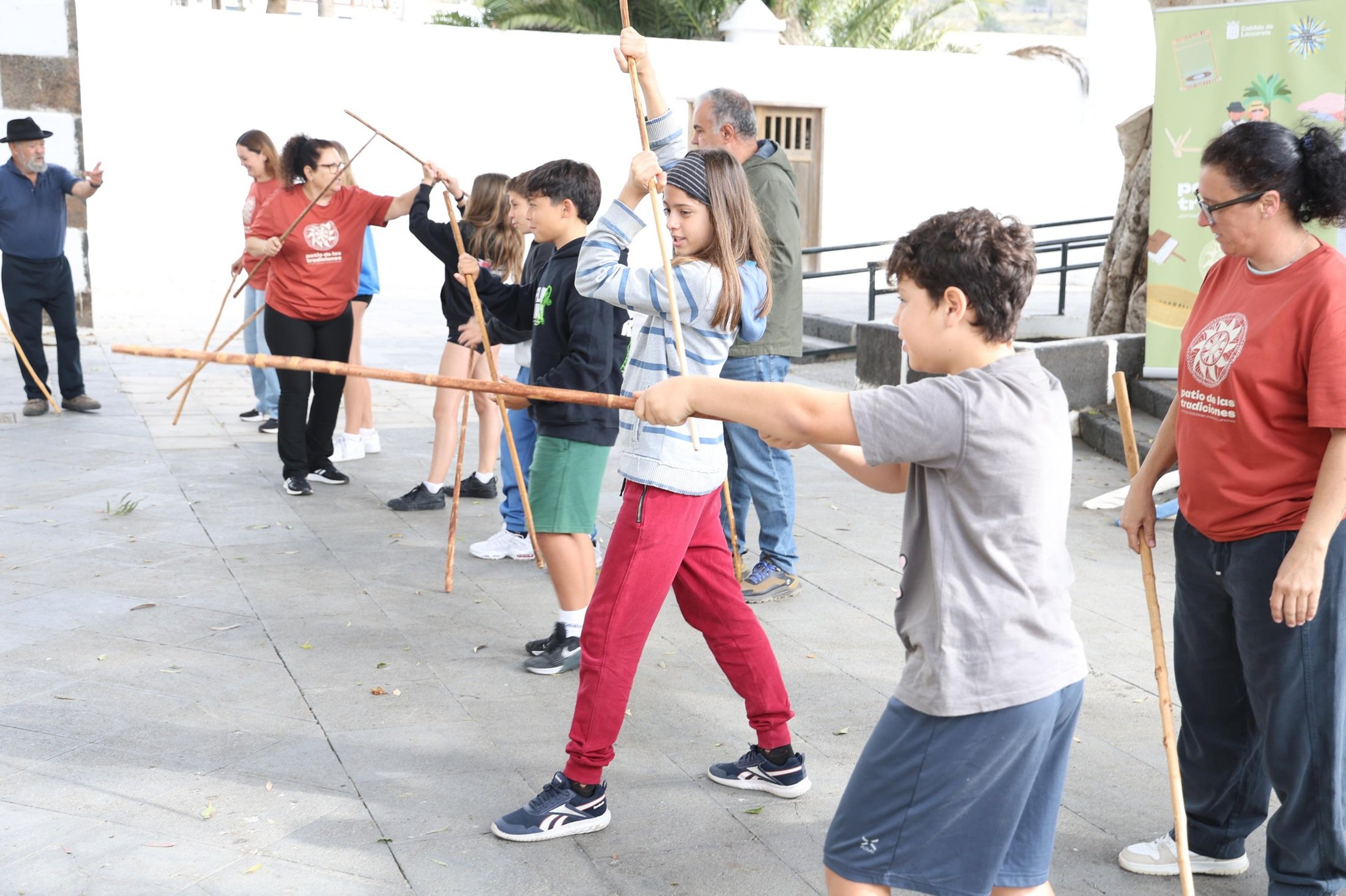 Niños practican el juego del palo 
