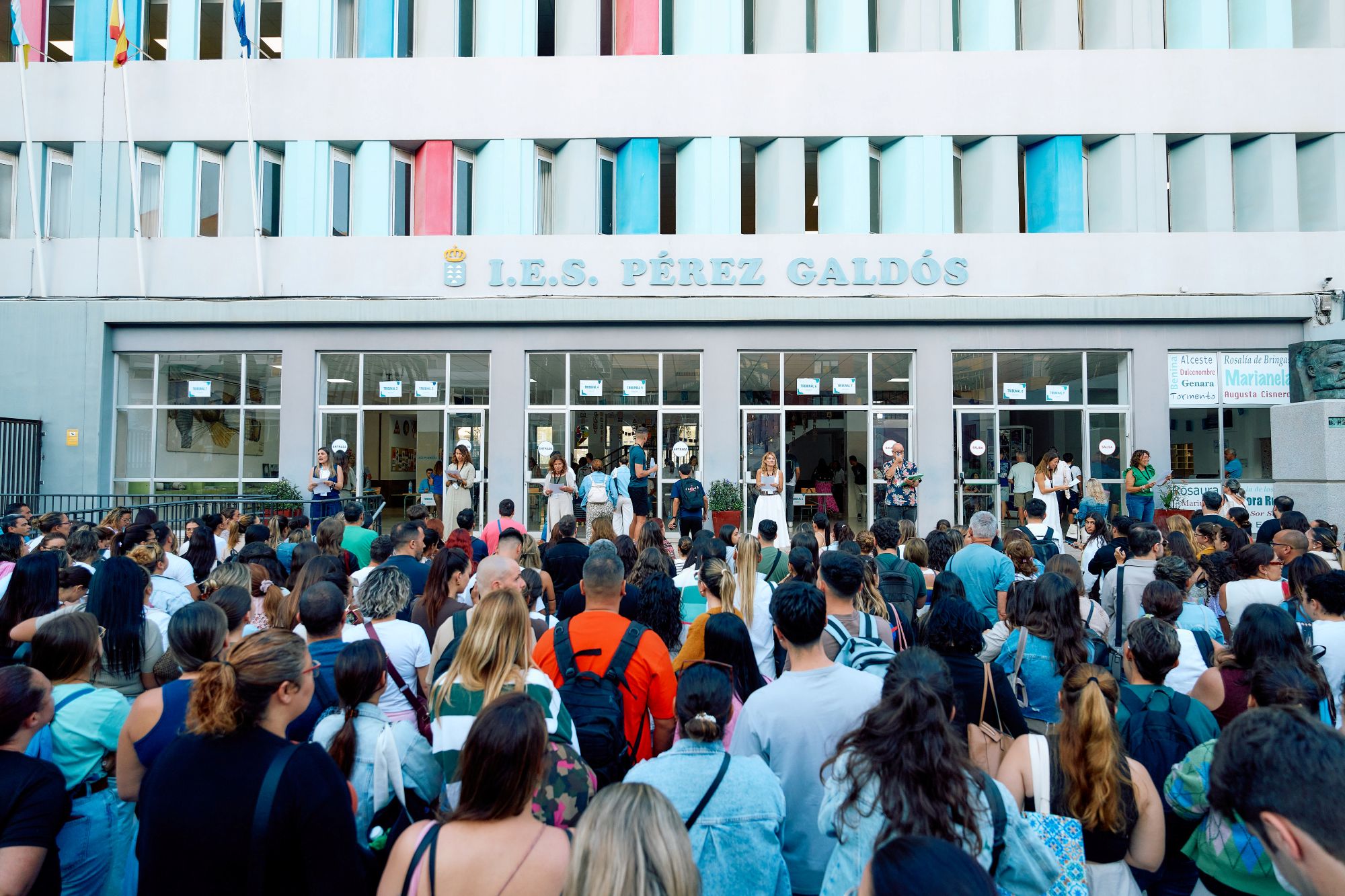 Mas de 10.000 personas aspiran a las 944 plazas convocadas por la Consejeria de Educación en 2026.