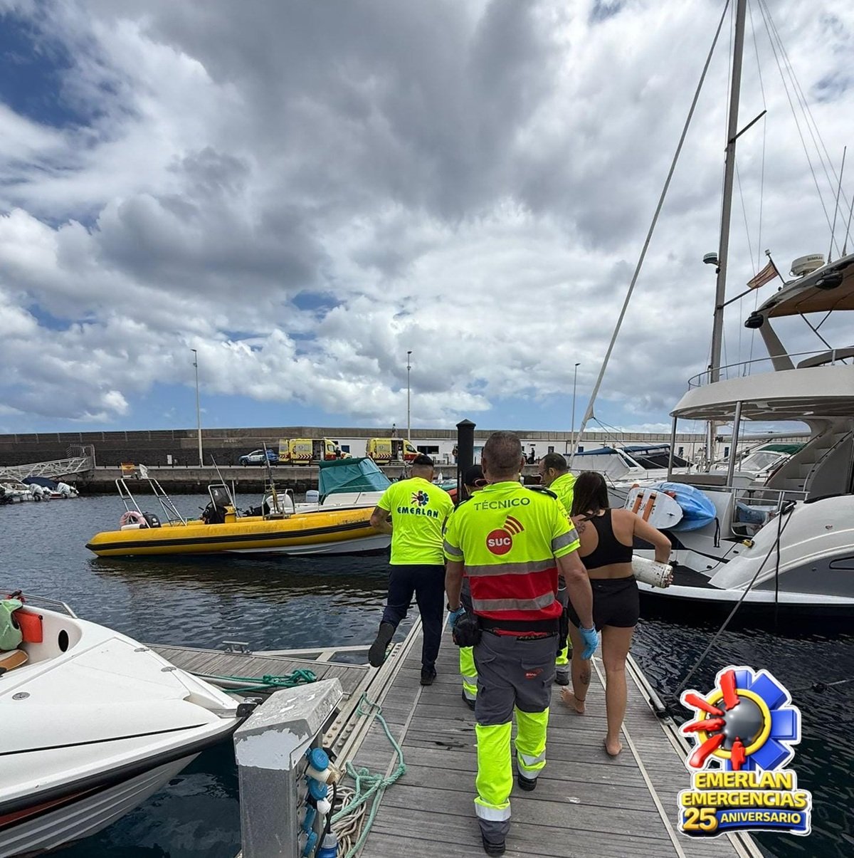 Personal sanitario y voluntarios de Emerlan durante el rescate