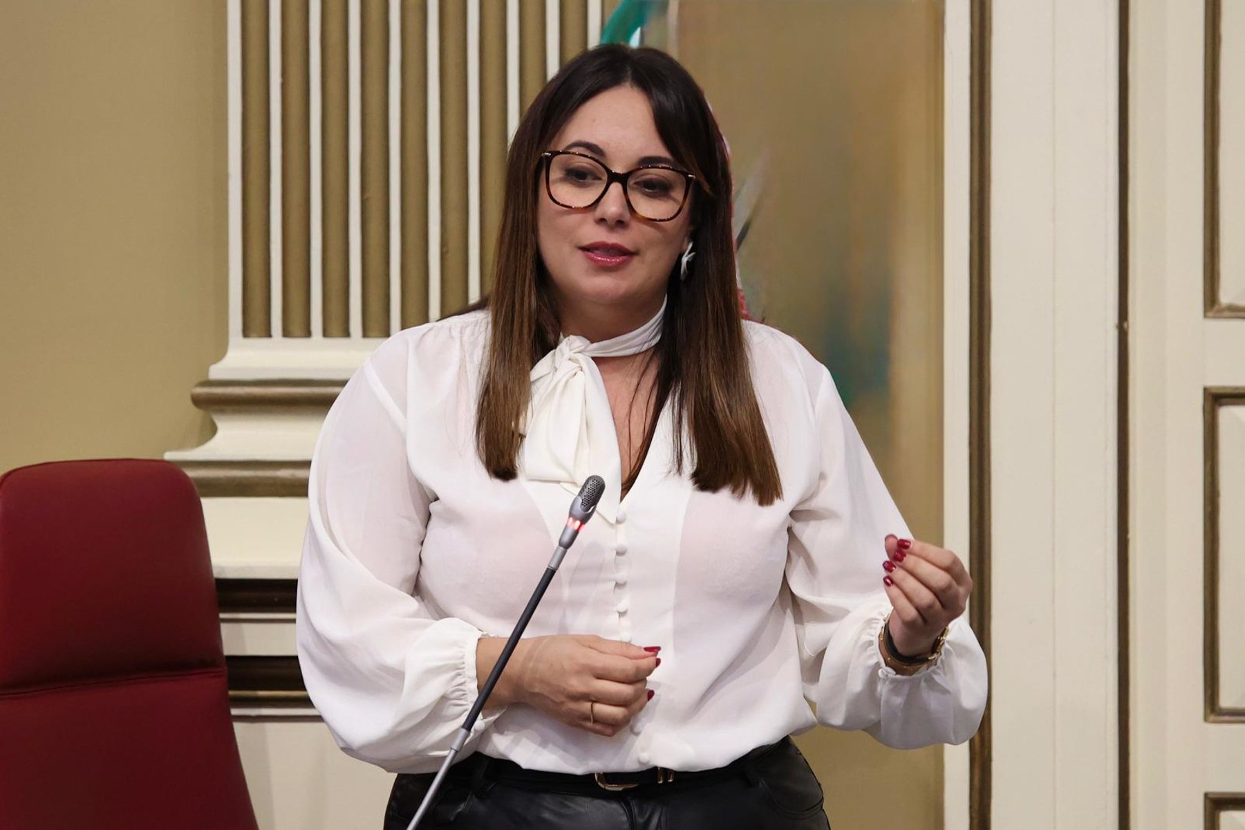 Cristina Calero en el Parlamento de Canarias.