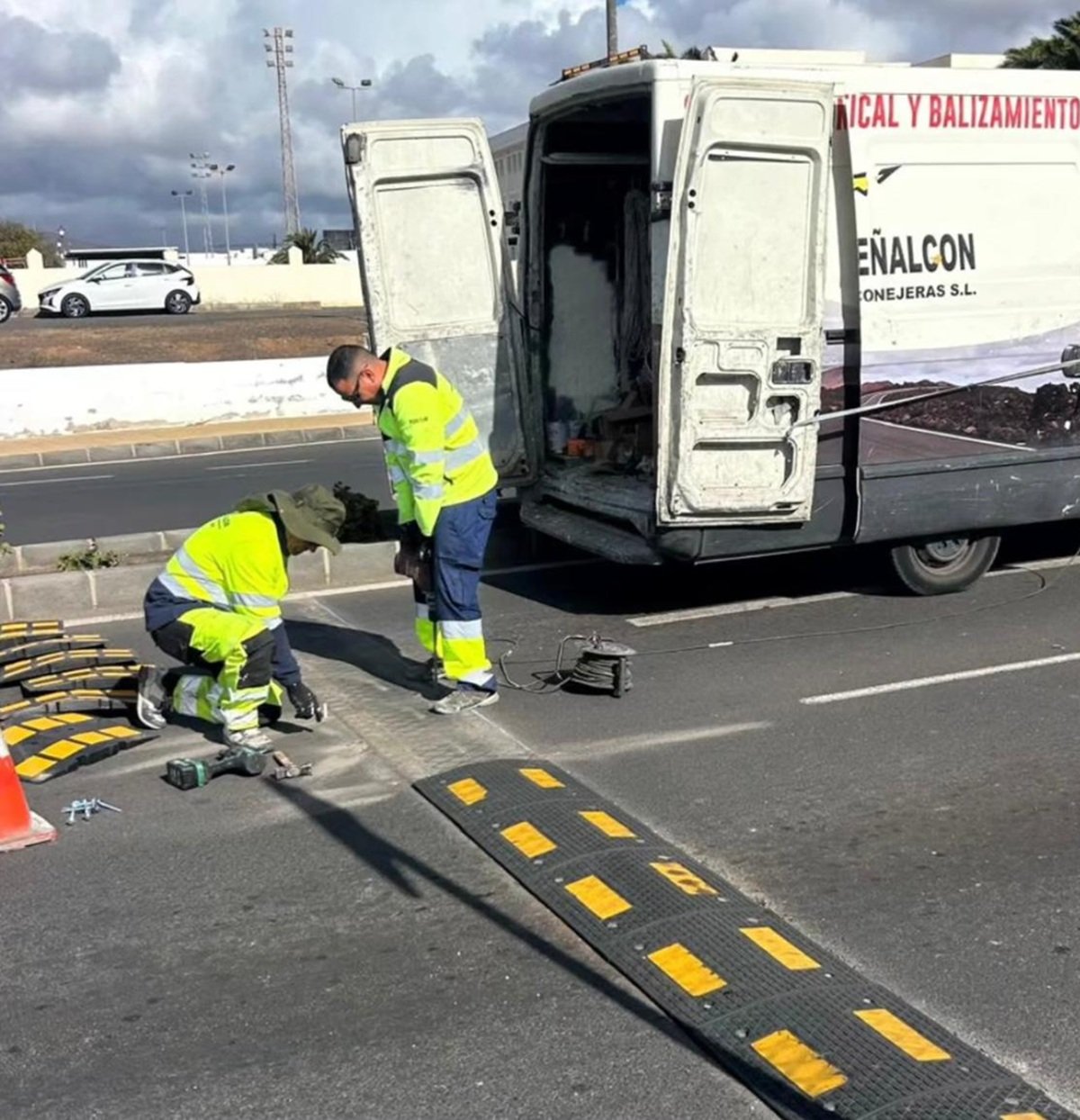 Operarios de Arrecife cambian los resaltos