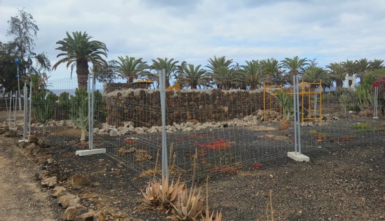 Modificación de las construcciones de piedra frente a Playa Bastián