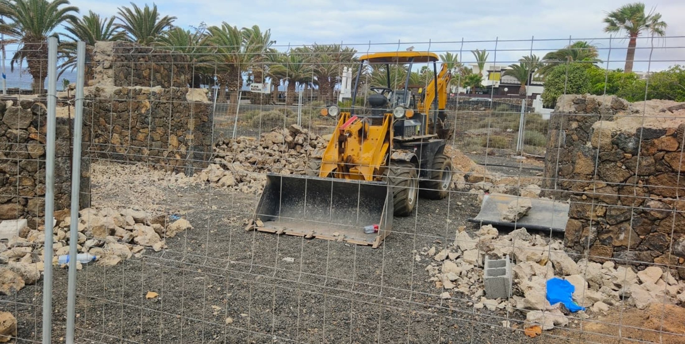 Modificación de las construcciones de piedra frente a Playa Bastián. Foto: La Voz