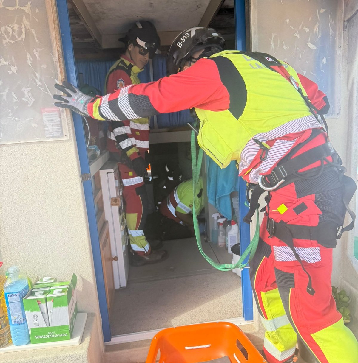 Bomberos durante el rescate