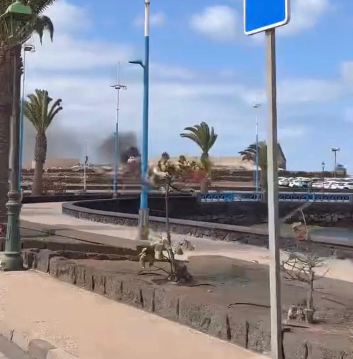 Columna de humo negro en La Rocar. Foto: La Voz