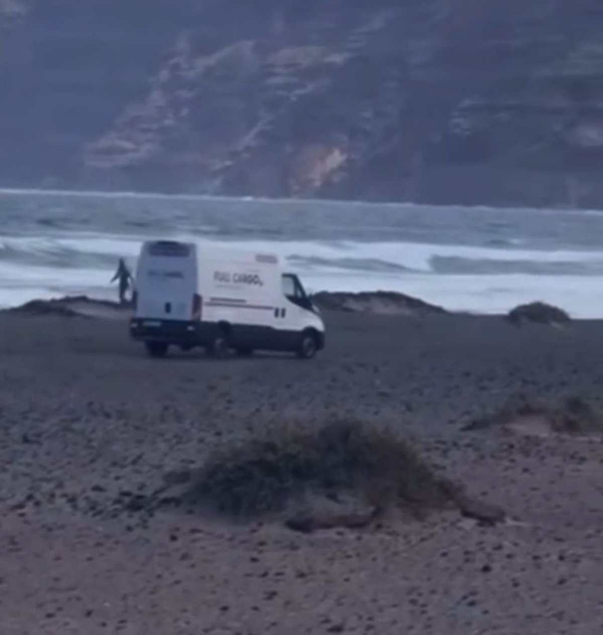 Vehículos circulando por la playa de Famara. Foto: Salvemos Famara