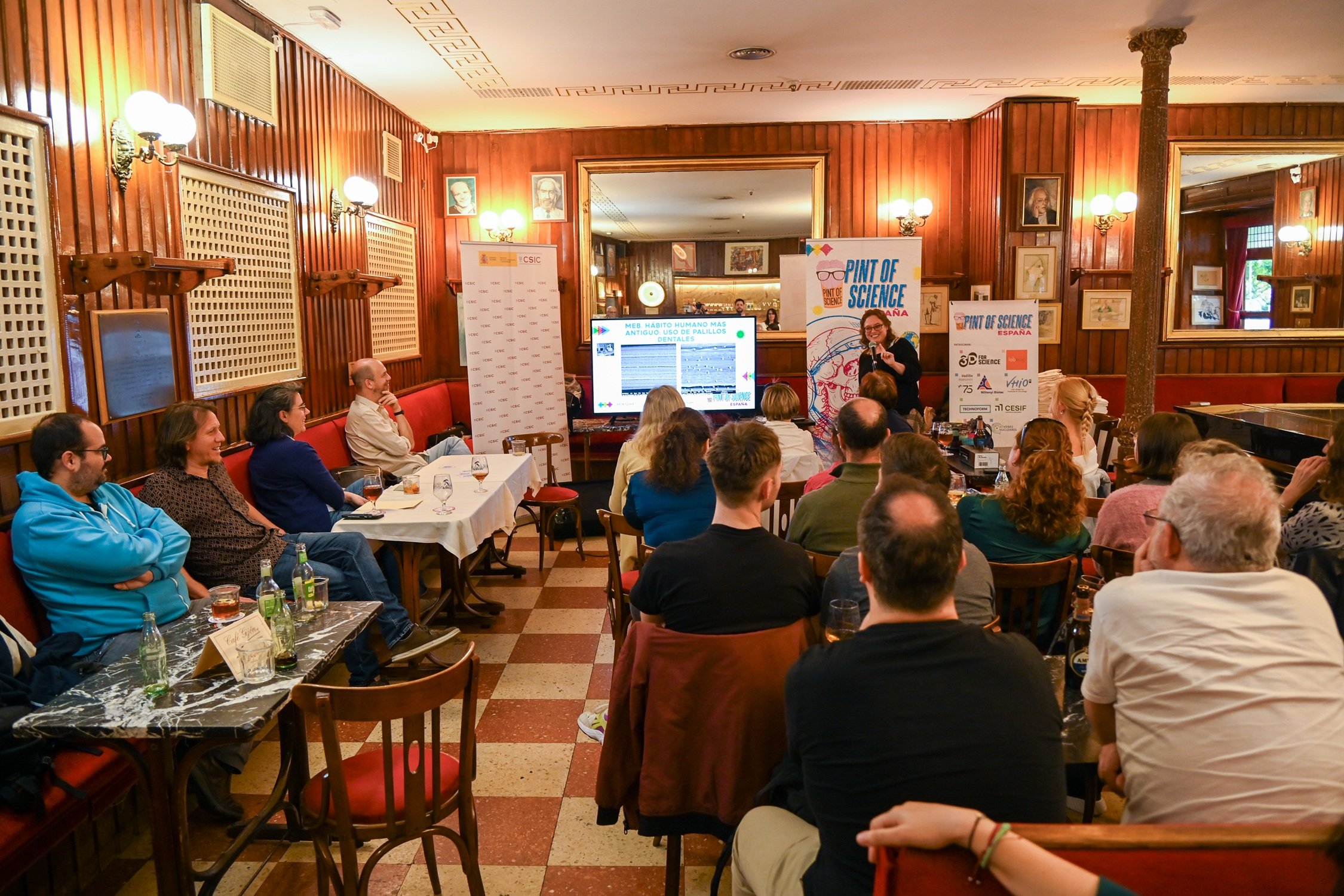 Una charla científica del festival en una edición anterior. Una charla científica del festival en una edición anterior.