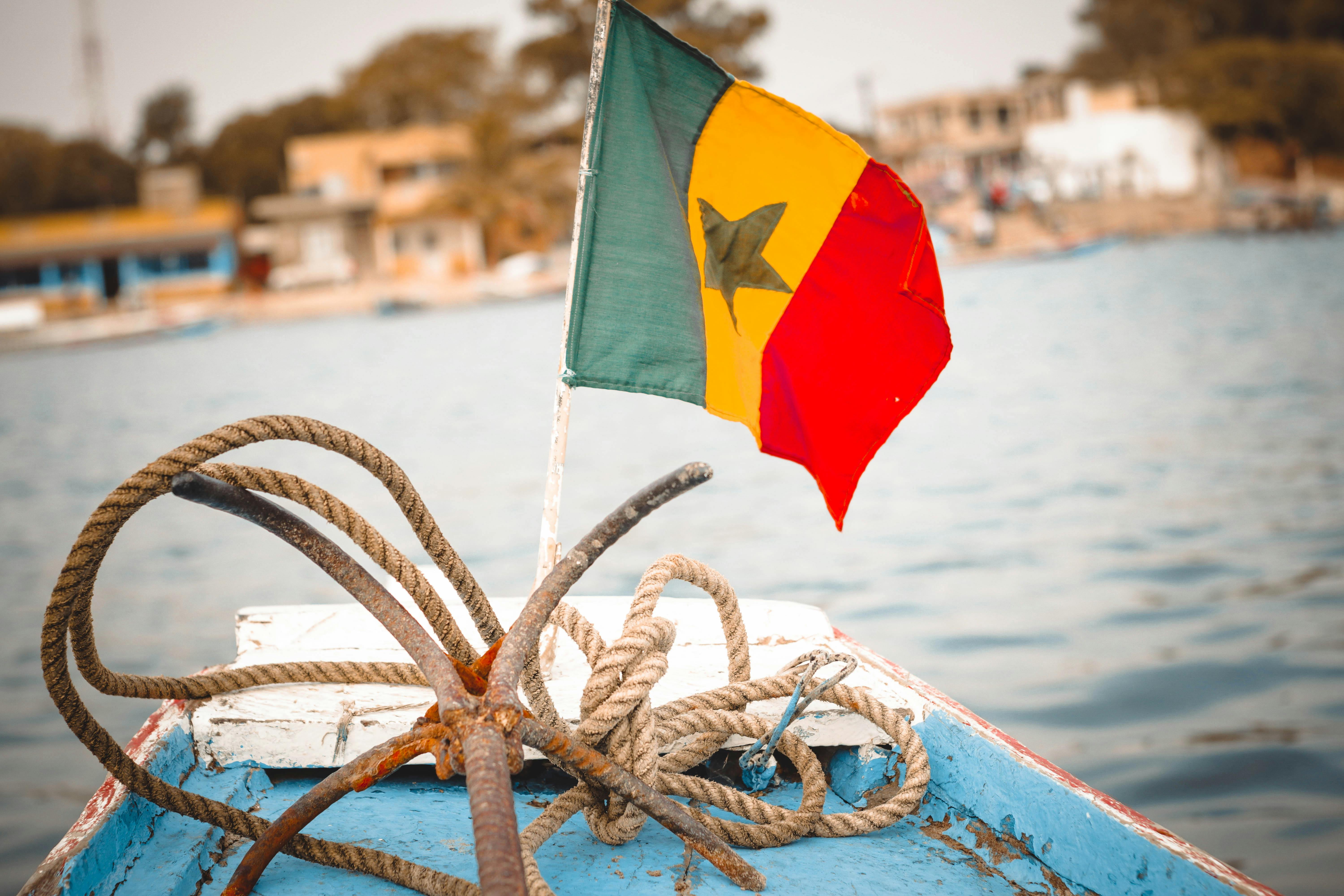 Una embarcación de pesca con la bandera de Senegal. Foto: Papa Birame. Una embarcación de pesca con la bandera de Senegal. Foto: Papa Birame.