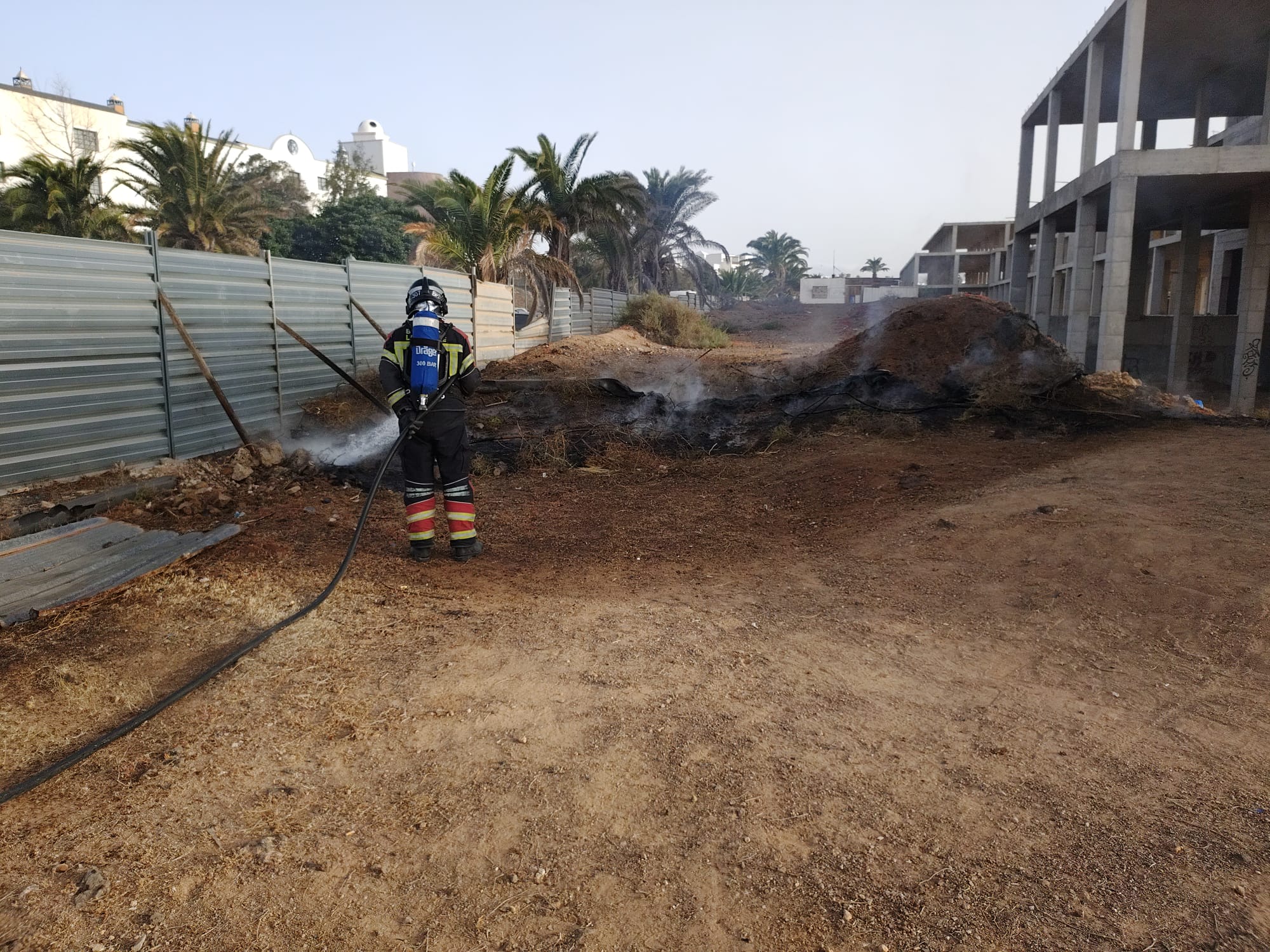 Incendio en uno de los esqueletos de Costa Teguise 