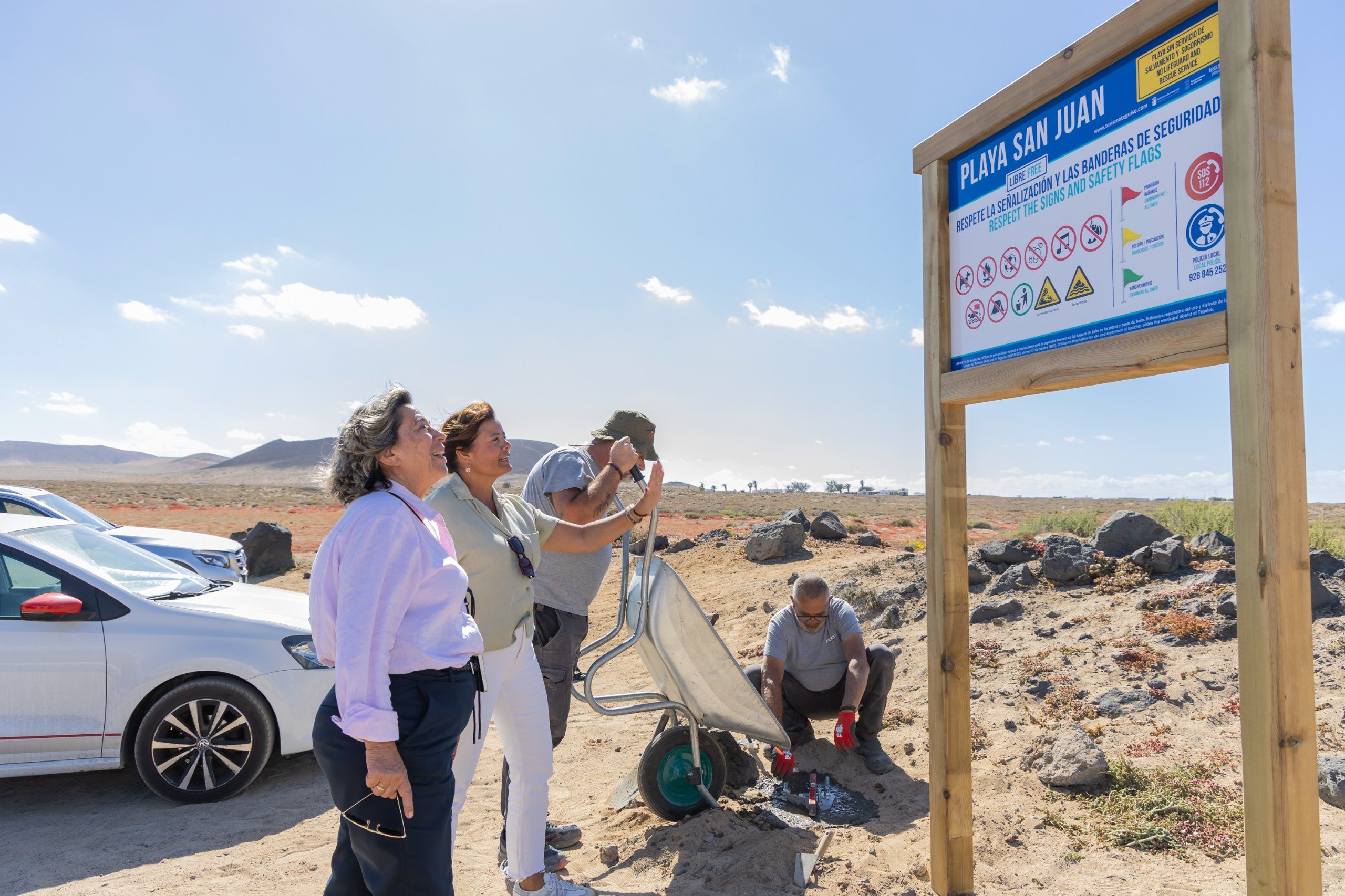 Cartelería de la Playa de San Juan en Caleta de Famara.