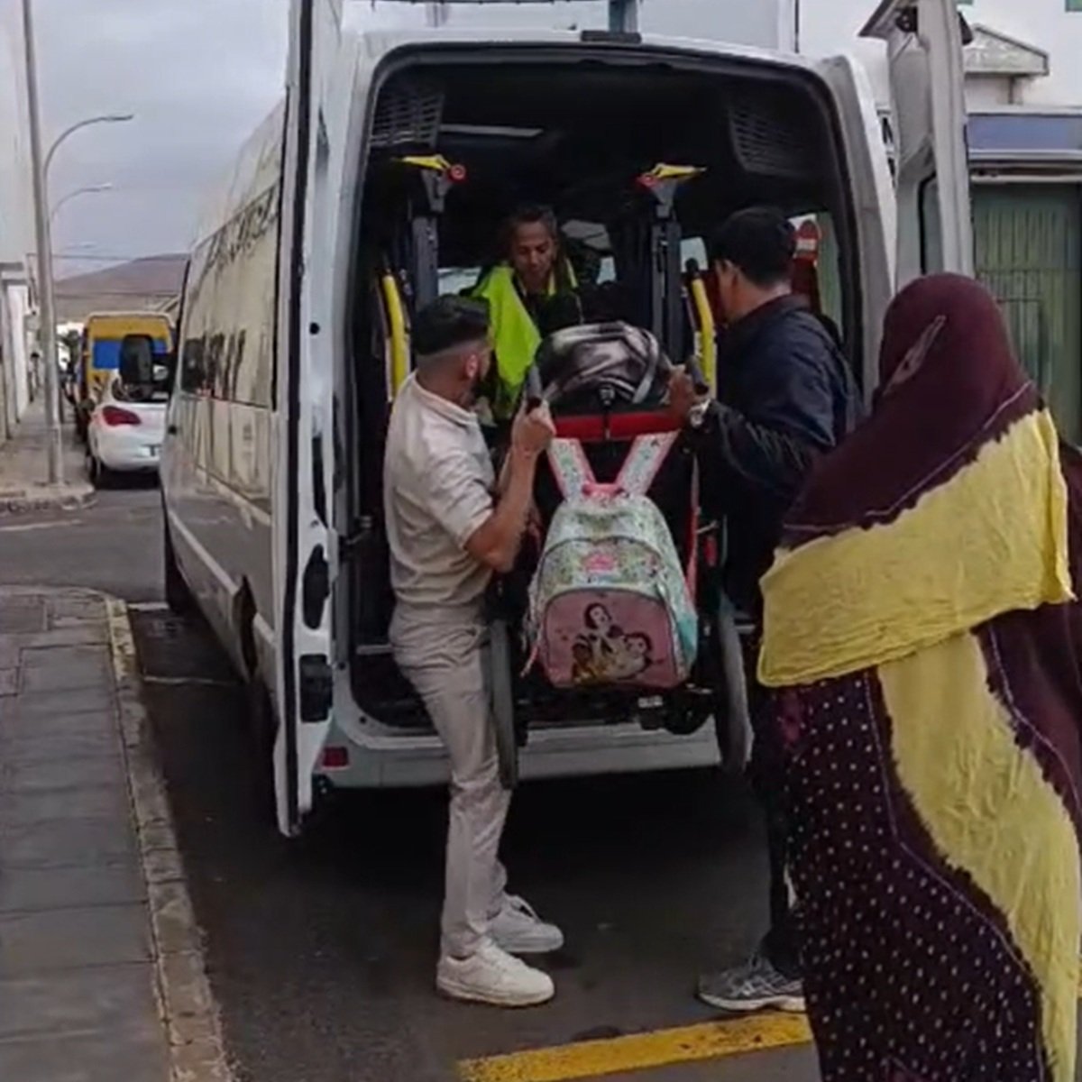 Subida a pulso de una de las menores por un fallo en la rampa del transporte adaptado