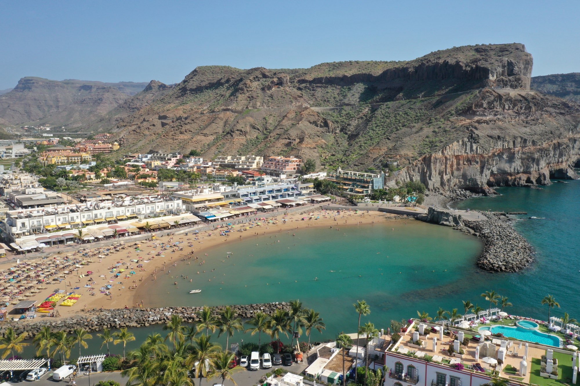 La playa principal de Mogán. Tasa turística.