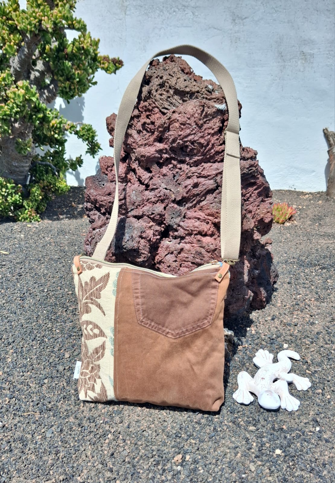 Bolso de Fabiola González. Materiales reciclados. Bolso de Fabiola González. Materiales reciclados.