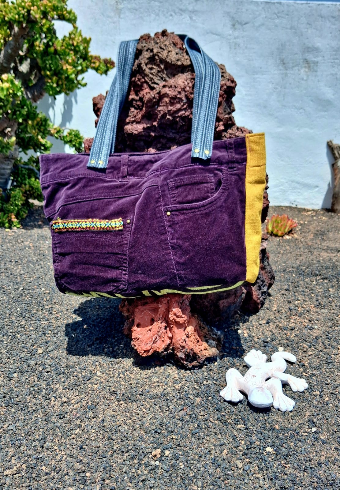 Bolso de Fabiola González. Materiales reciclados. Bolso de Fabiola González. Materiales reciclados.