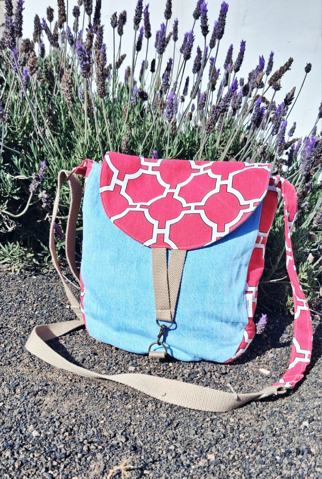 Bolso de Fabiola González. Materiales reciclados. Bolso de Fabiola González. Materiales reciclados.
