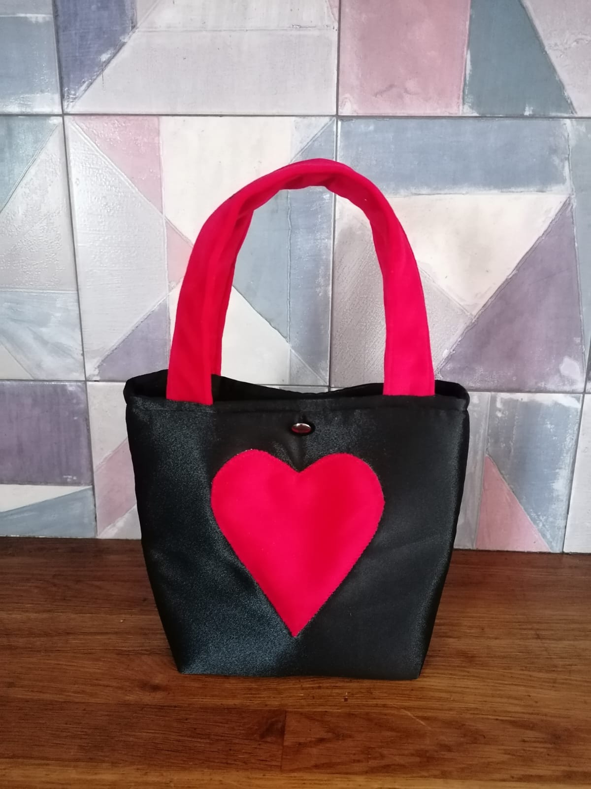 Bolso de Fabiola González. Materiales reciclados. Bolso de Fabiola González. Materiales reciclados.