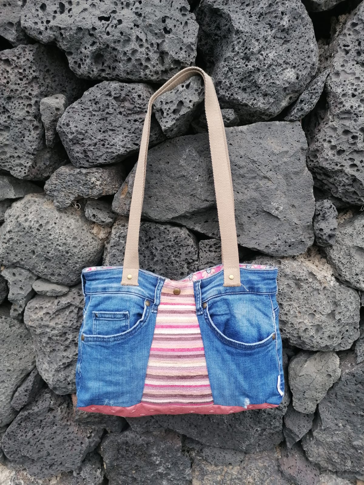 Bolso de Fabiola González. Materiales reciclados. Bolso de Fabiola González. Materiales reciclados.