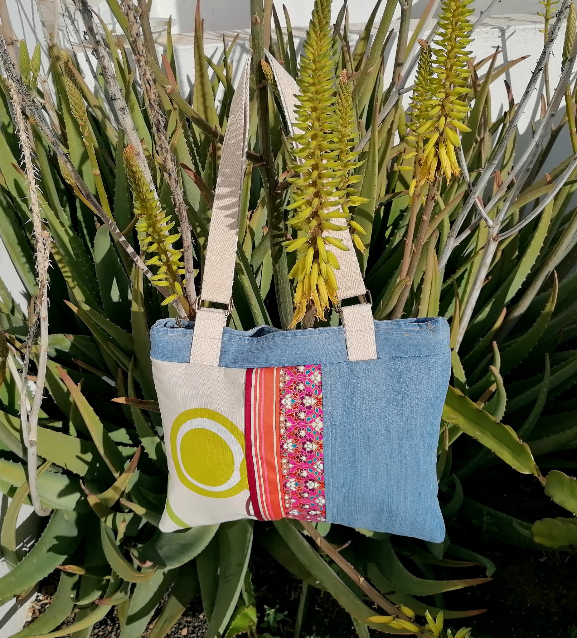 Bolso de Fabiola González. Materiales reciclados. Bolso de Fabiola González. Materiales reciclados.