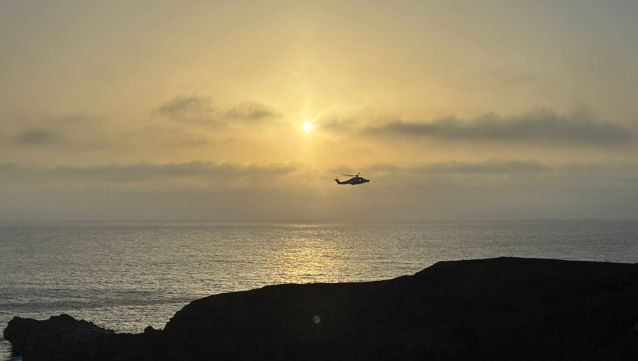 Un helicóptero batiendo el litoral de EL Golfo