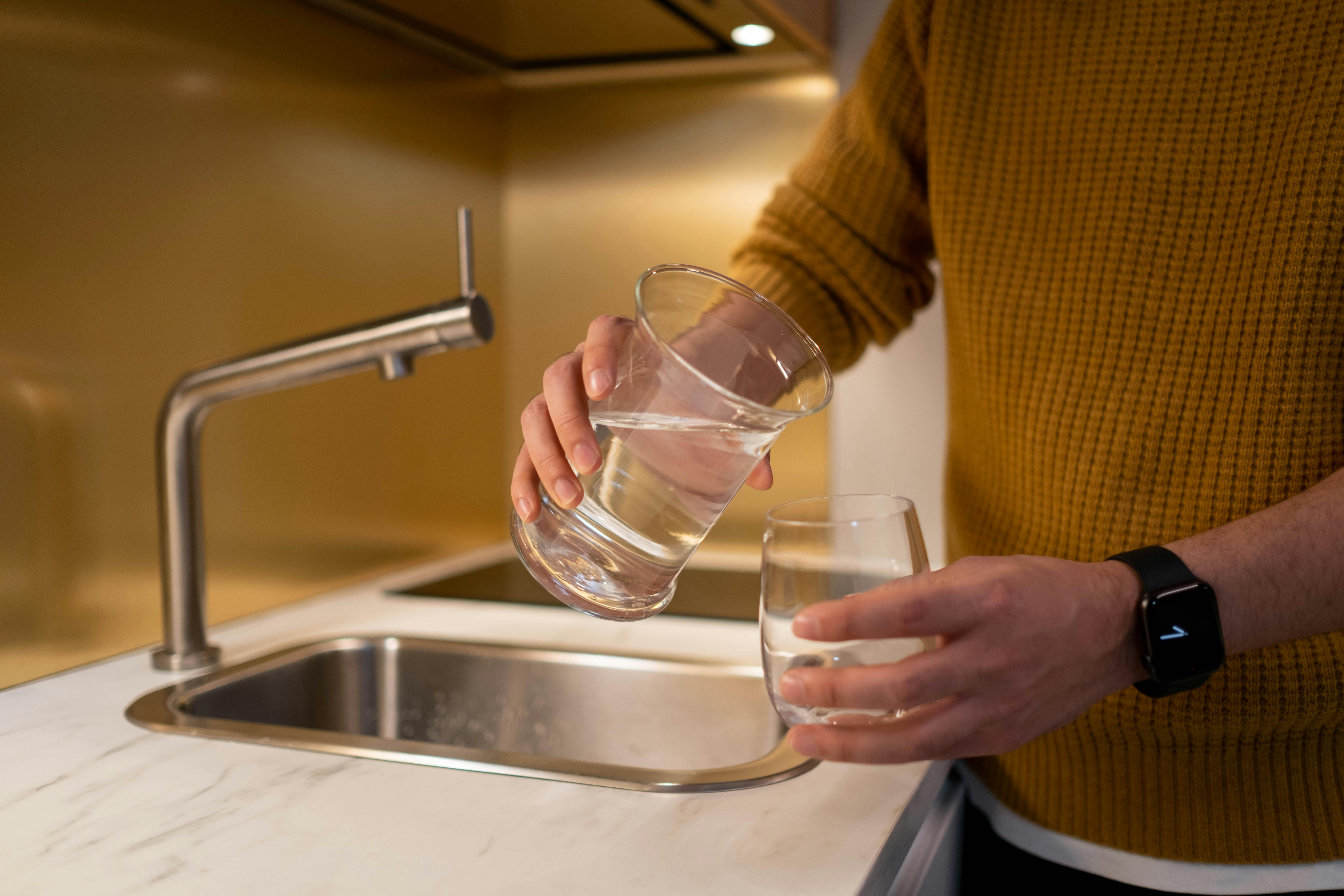 Un vaso de agua. Foto: Cottonbro.