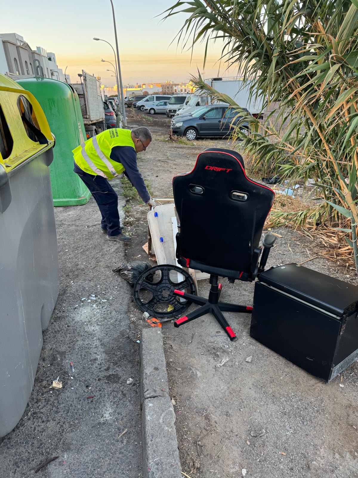 Varios enseres tirados por la gente junto a los contenedores en Arrecife