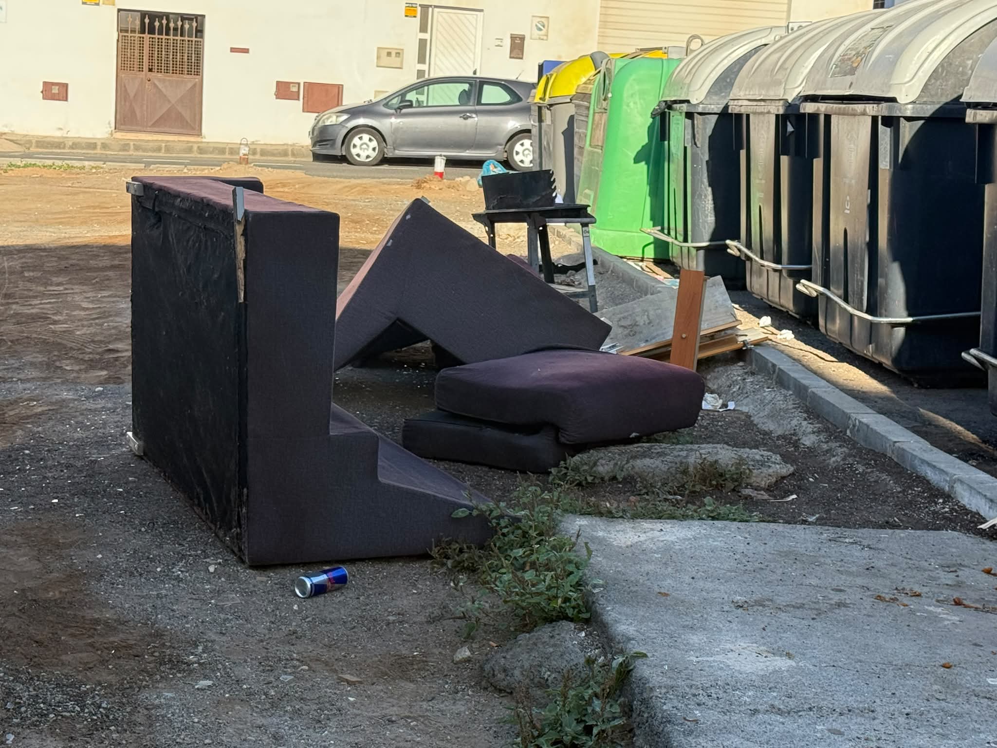 Varios enseres tirados por la gente junto a los contenedores en Arrecife