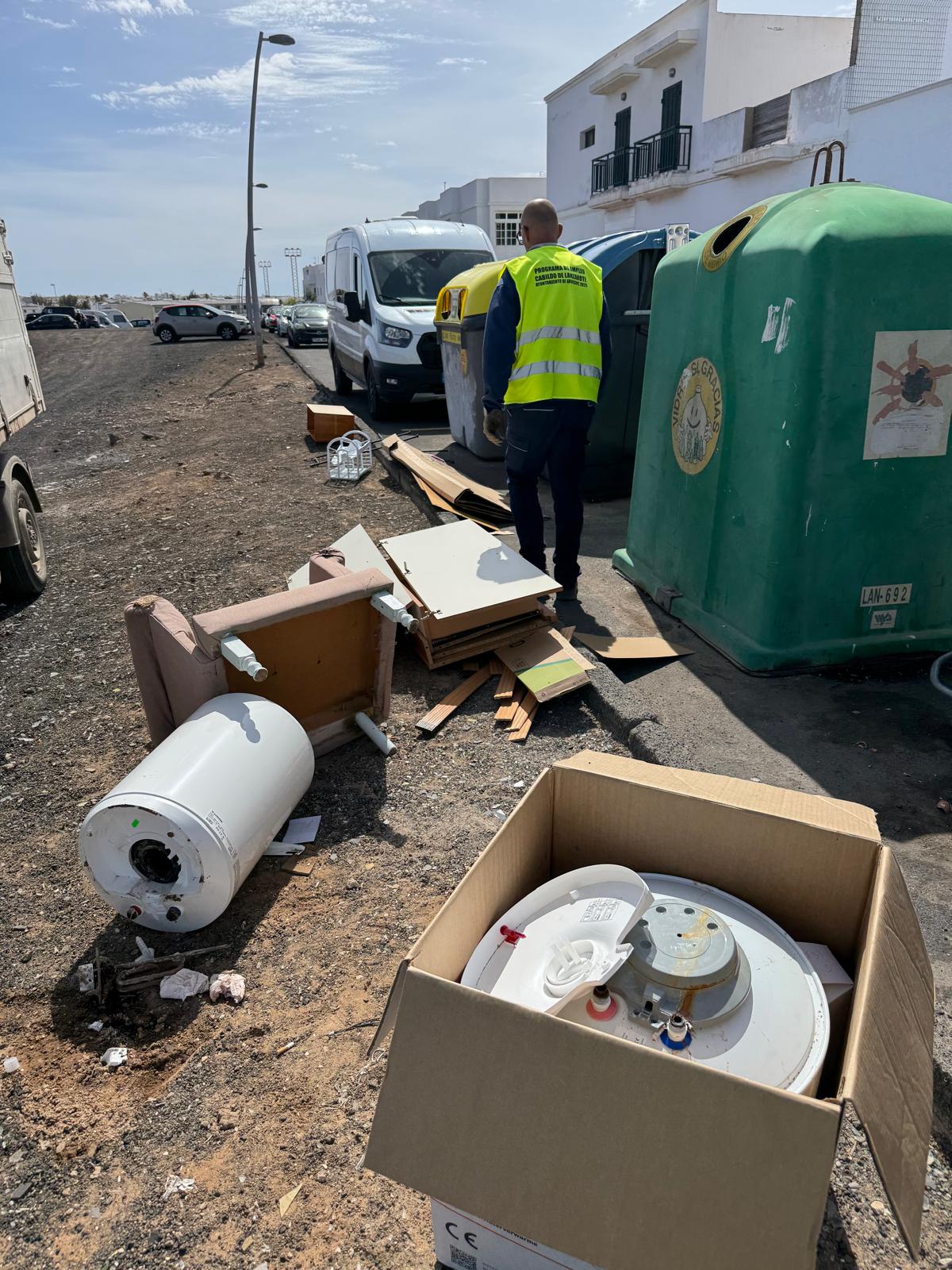 Varios enseres tirados por la gente junto a los contenedores en Arrecife