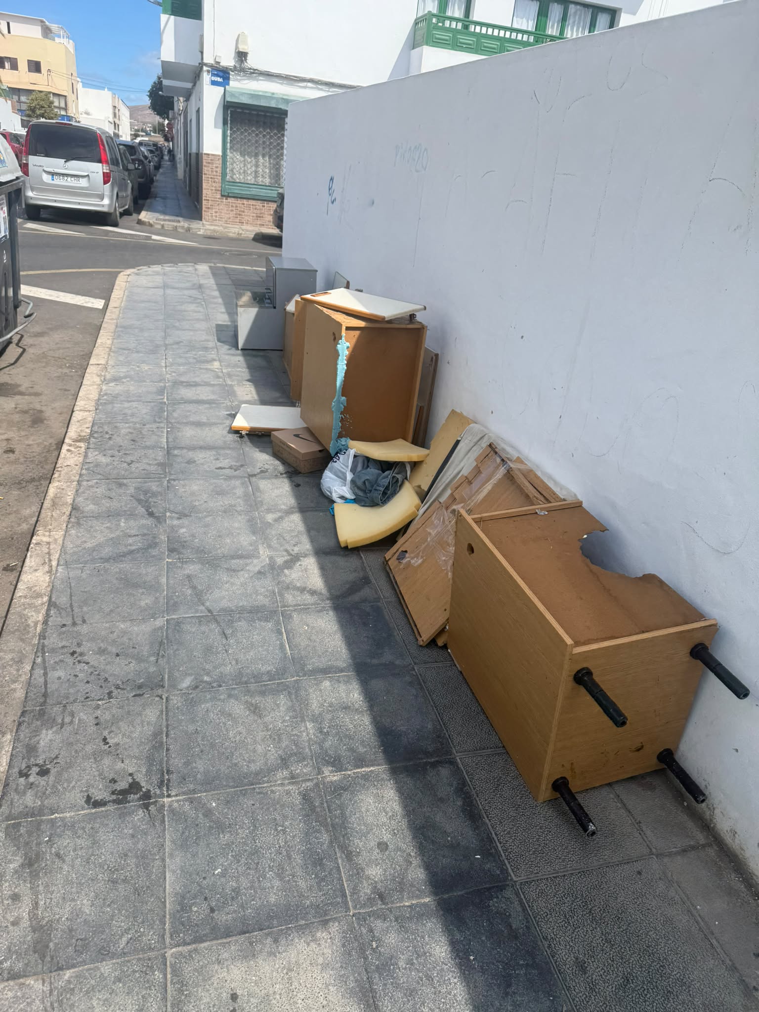 Varios enseres tirados por la gente junto a los contenedores en Arrecife
