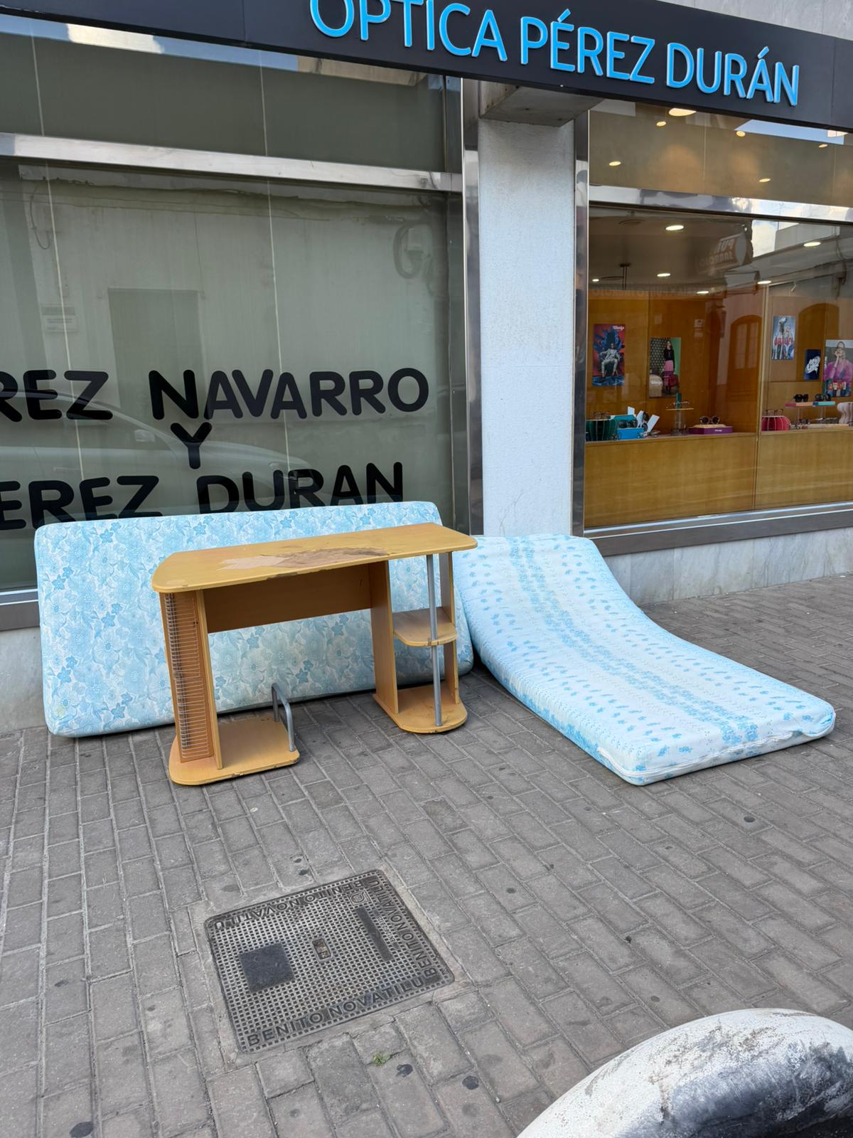 Varios enseres tirados por la gente junto a los contenedores en Arrecife