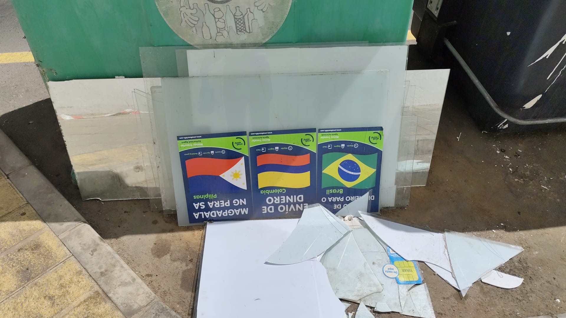 Varios enseres tirados por la gente junto a los contenedores en Arrecife