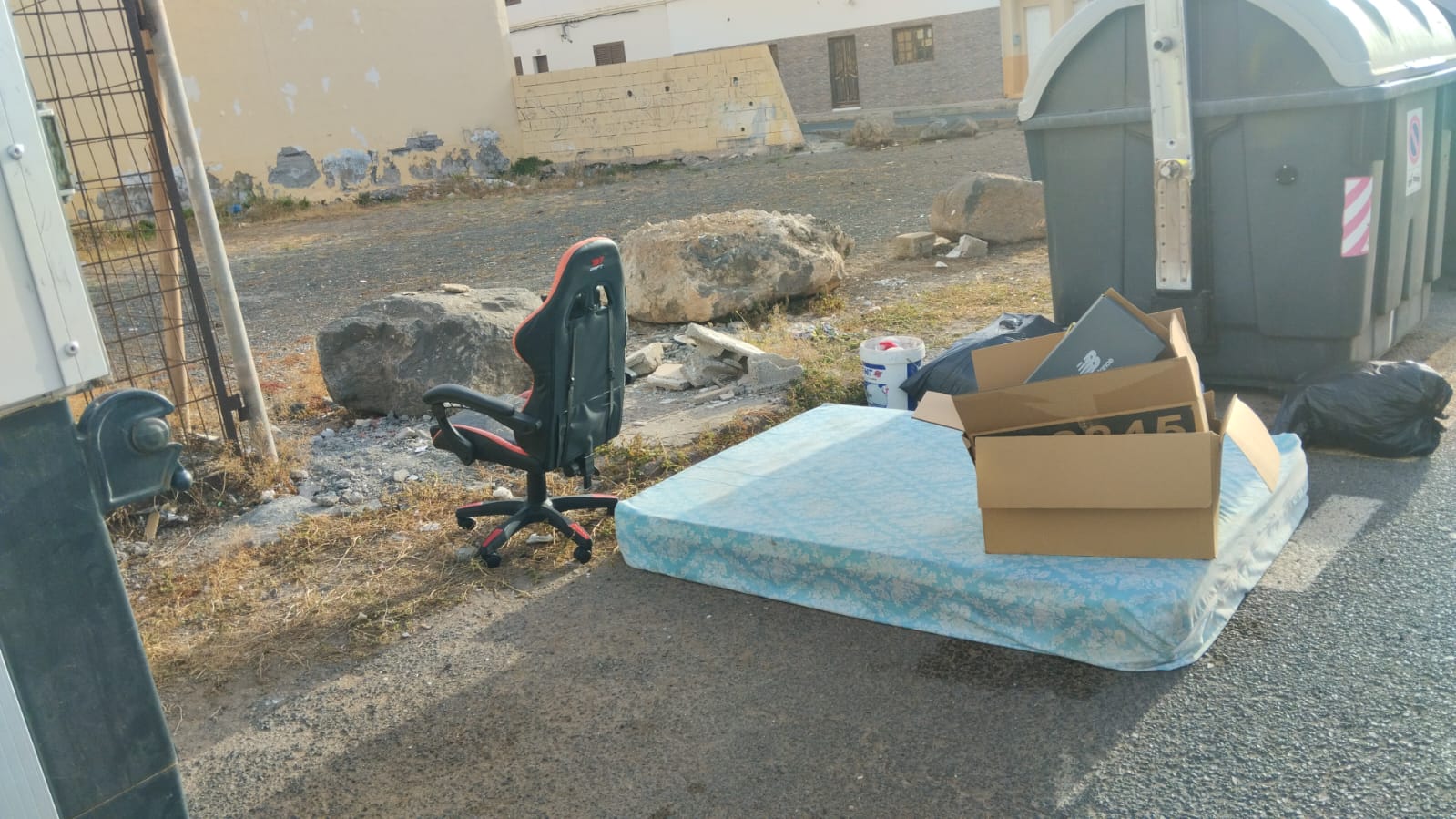 Varios enseres tirados por la gente junto a los contenedores en Arrecife