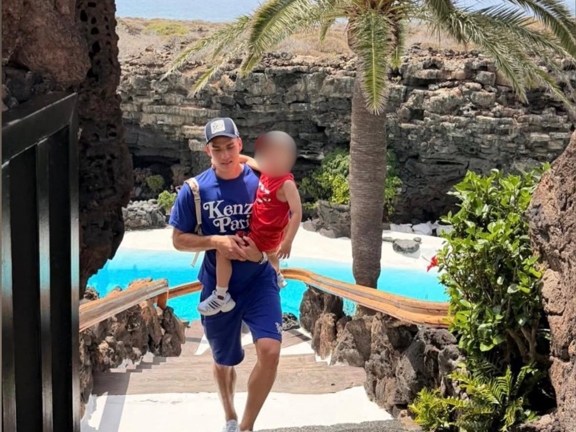 Lunin junto a su hijo en Jameos del Agua
