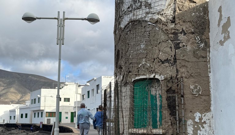 Ruined state of the Modernist House in Caleta de Famara. Photo: Andrea Domínguez.