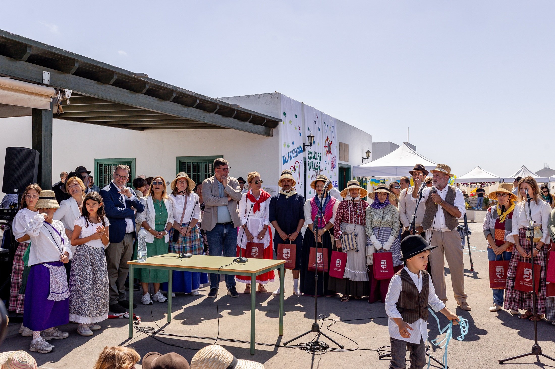 Poli Suárez comparte con el CER de Lanzarote una jornada de tradiciones canarias por el Día de Canarias