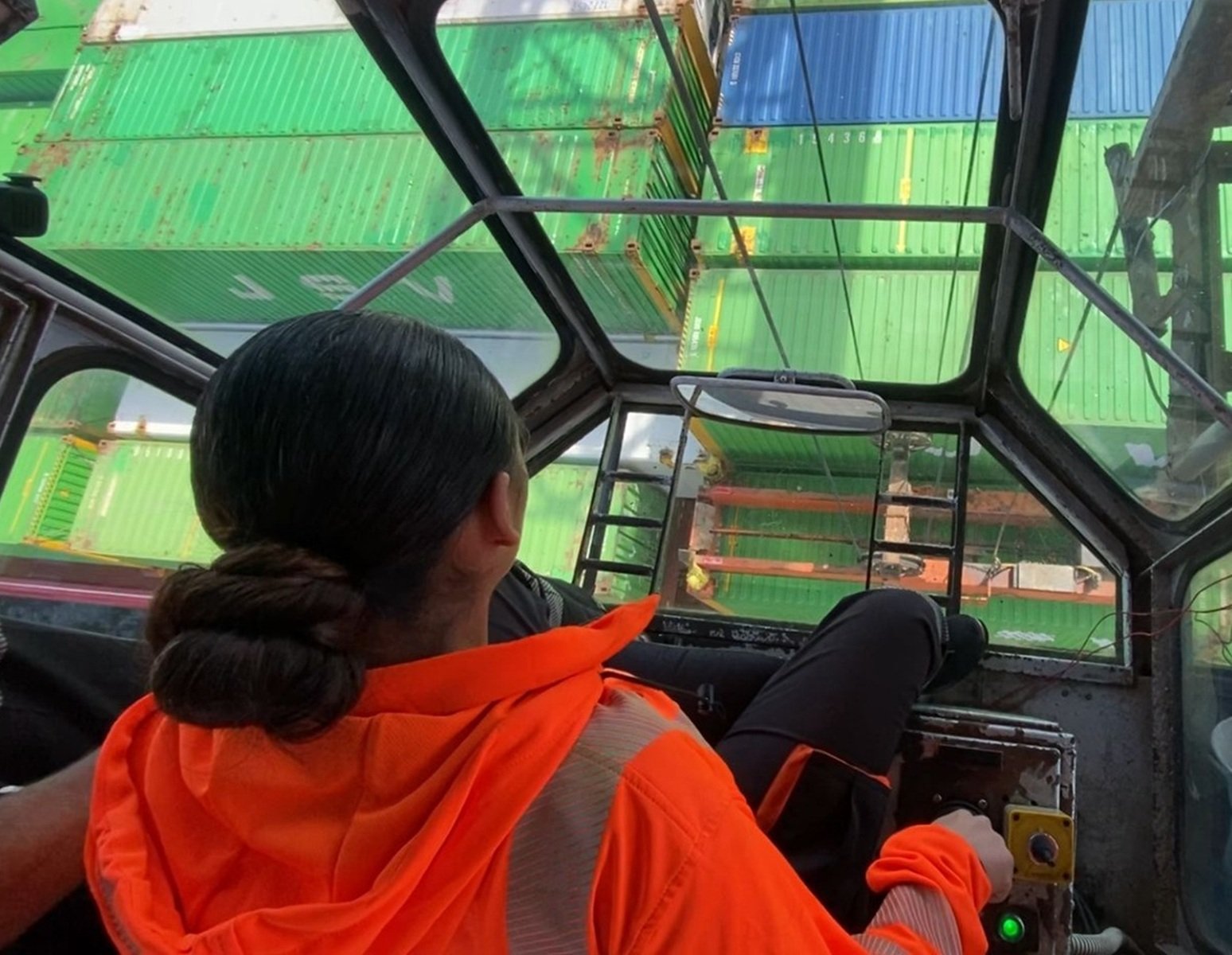 Una estibadora trabajando con la grua en Lanzarote