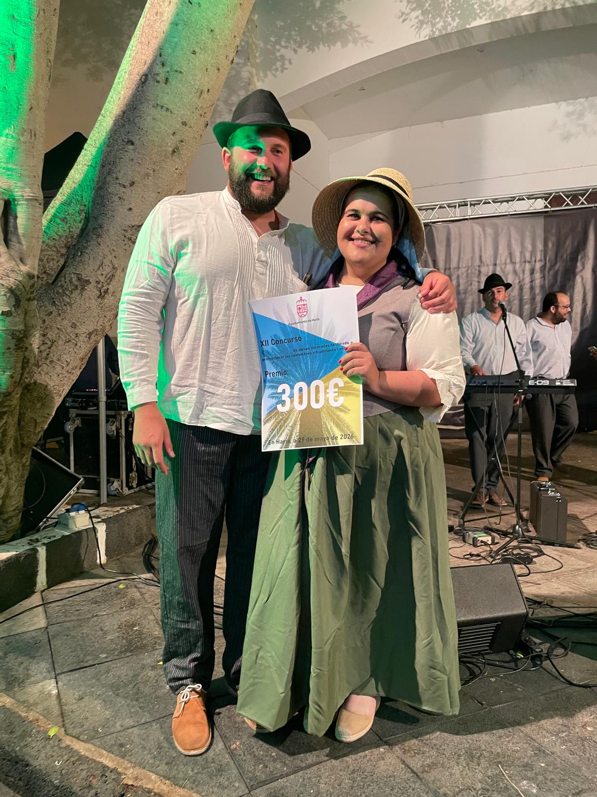 El concejal de Festejos, Alberto de León, con la ganadora de la Puesta de Mantel El concejal de Festejos, Alberto de León, con la ganadora de la Puesta de Mantel
