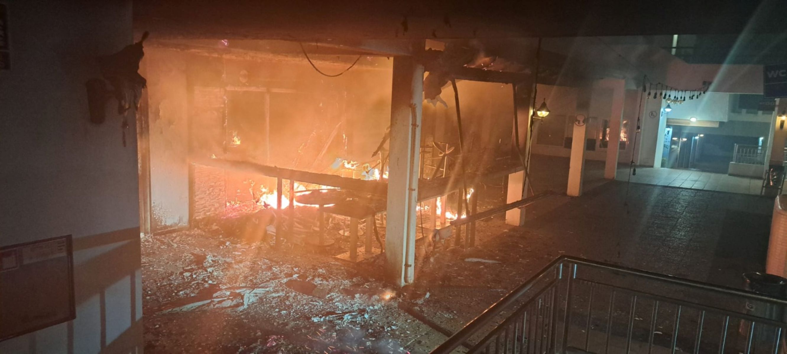 Incendio de un local en el Centro Comercial Papagayo