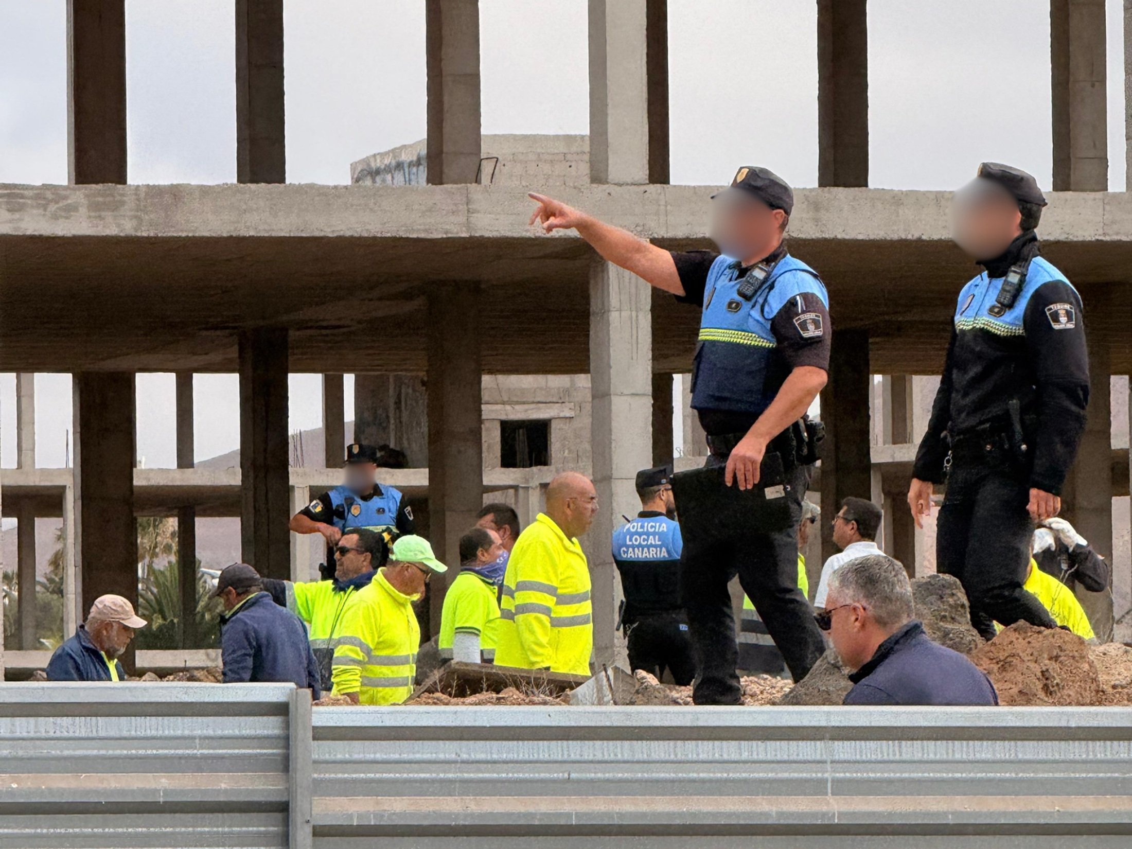 Policías locales y operarios del Ayuntamiento en el esqueleto. Foto: Cedida