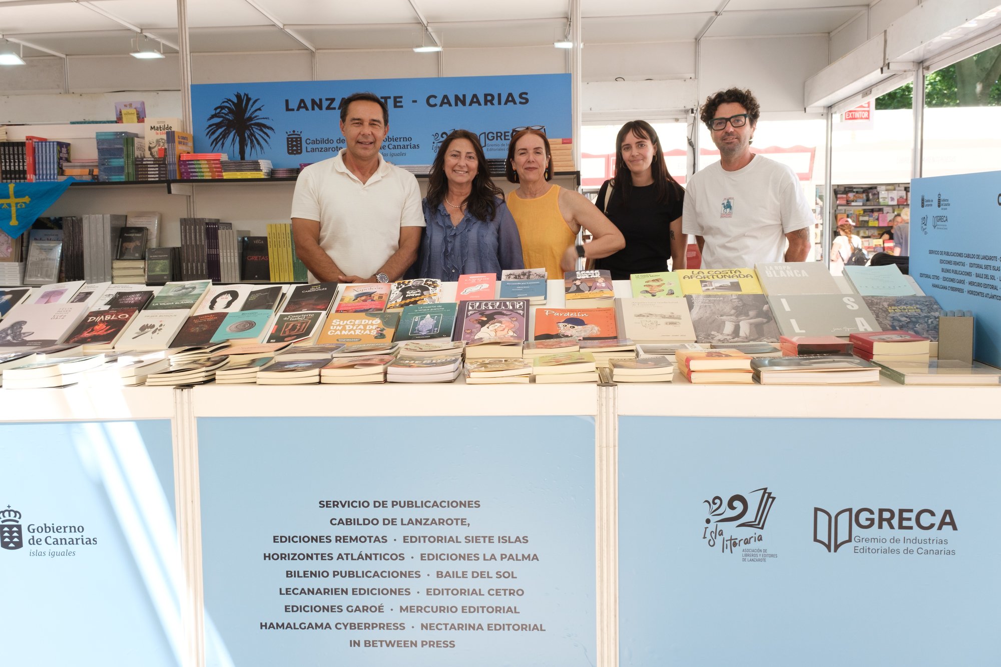 Lana Corujo Victor Alamo de la Rosa Ruben Acosta Nauzet Perez y Jorge Liria junto a la editora Maria Jose Alonso