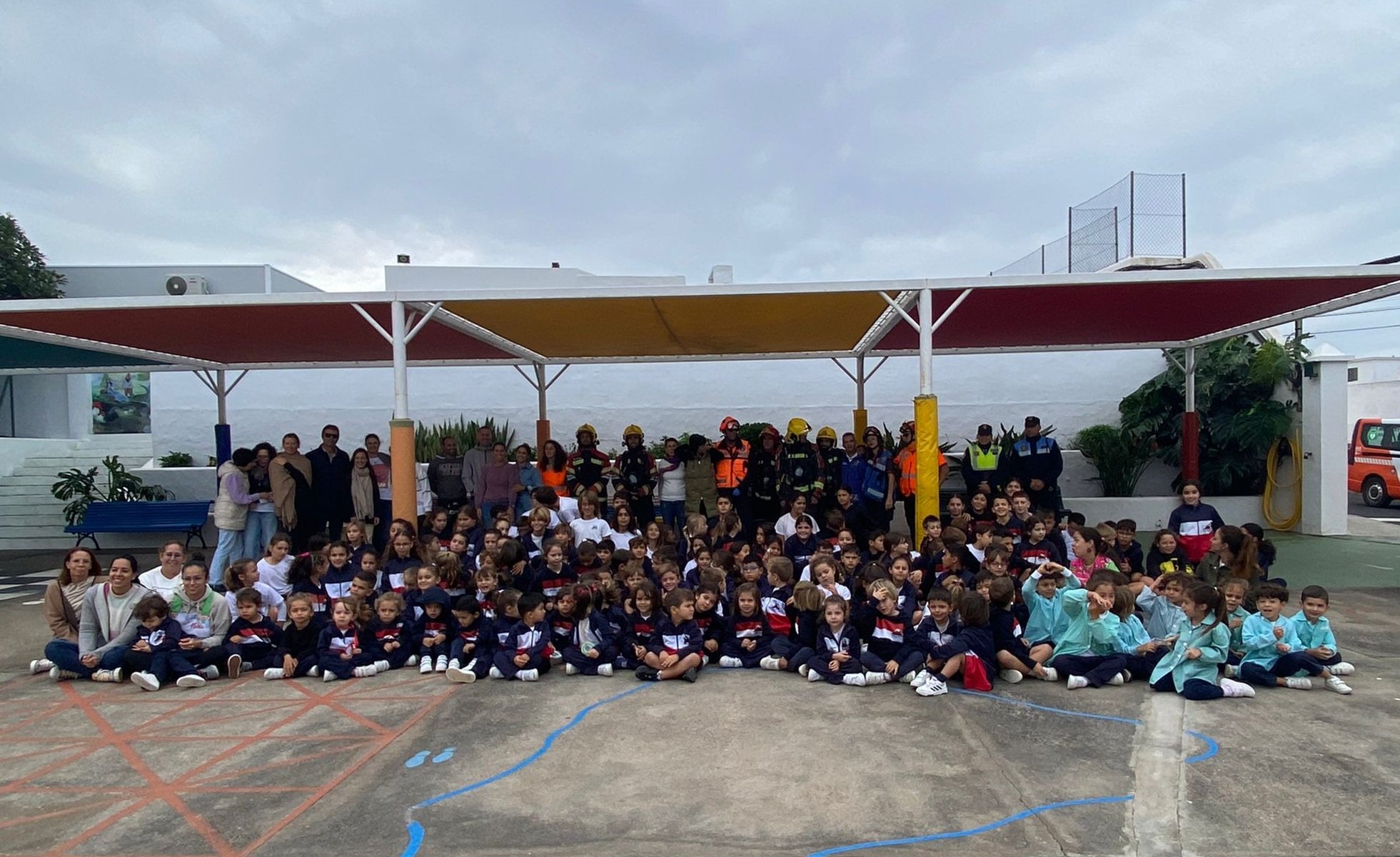 Alumnos del colegio lanzaroteño tras un simulacro de Emergencias en una imagen de archivo.