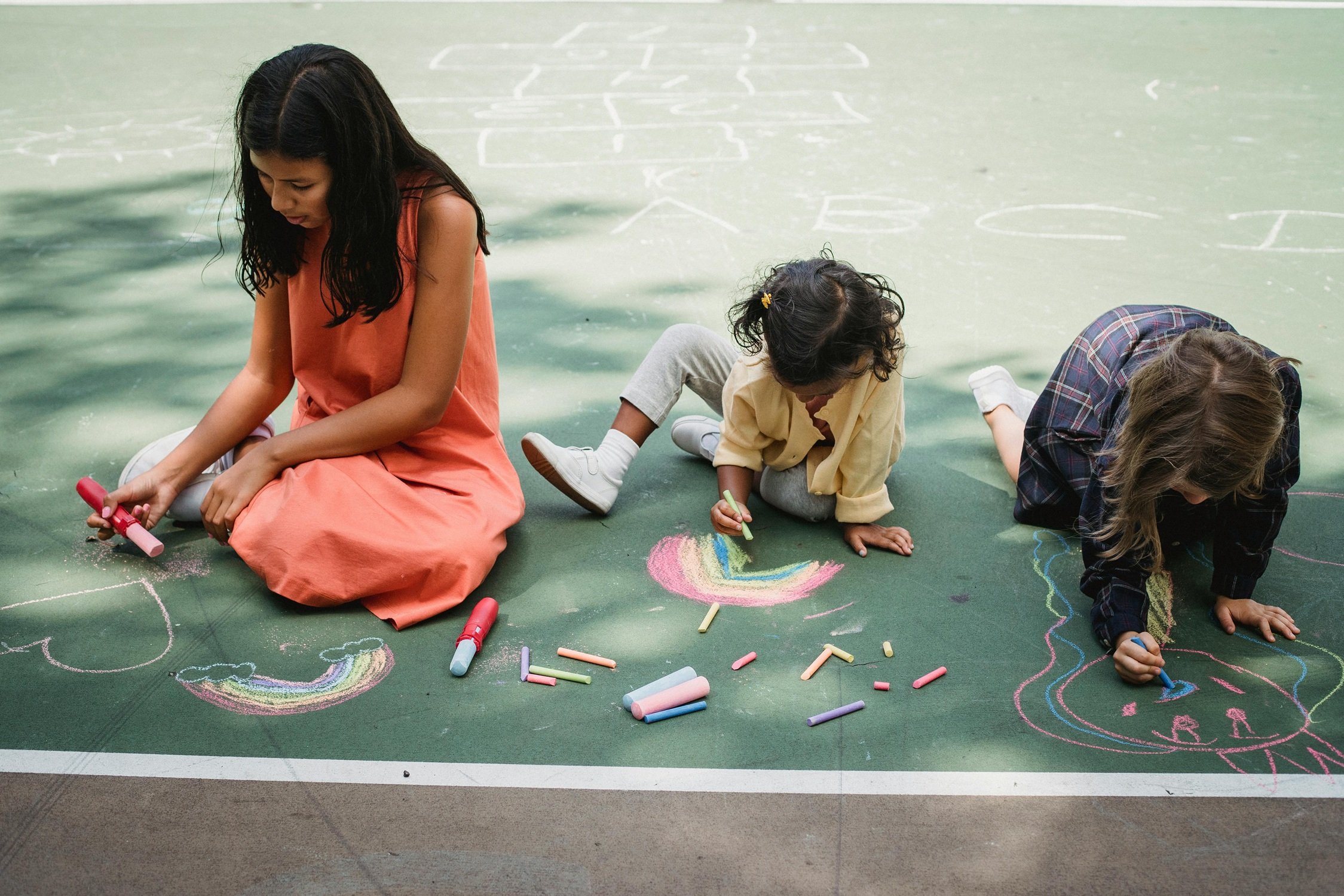 Niños en situación vulnerable pintan con su maestra
