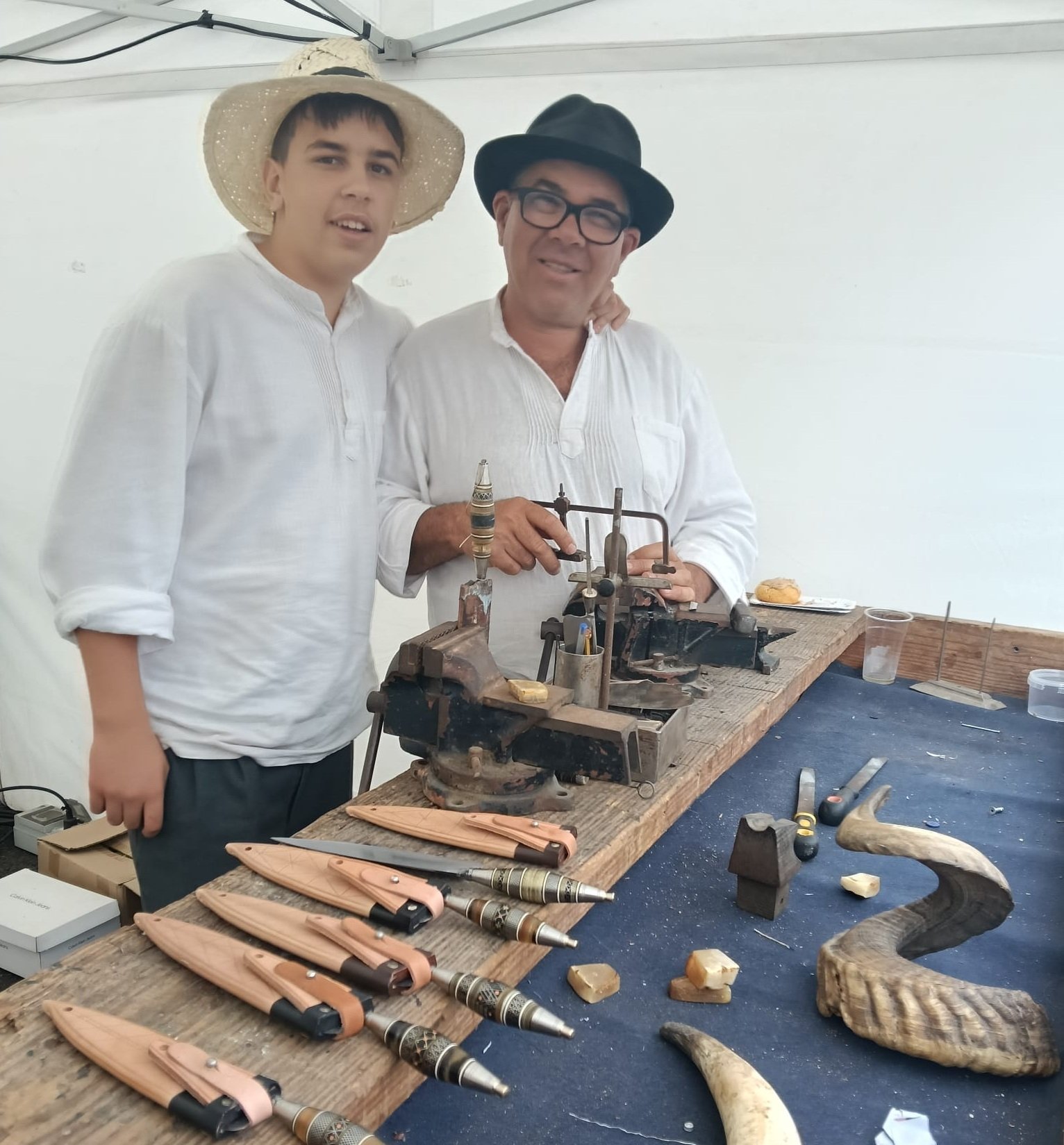Roberto Barrios con su hijo en su taller. Artesanía.