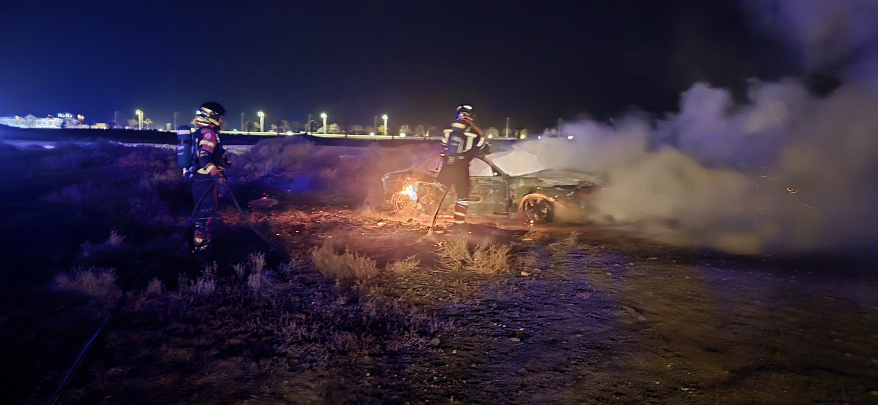 Un vehículo abandonado arde de madrugada en Arrecife