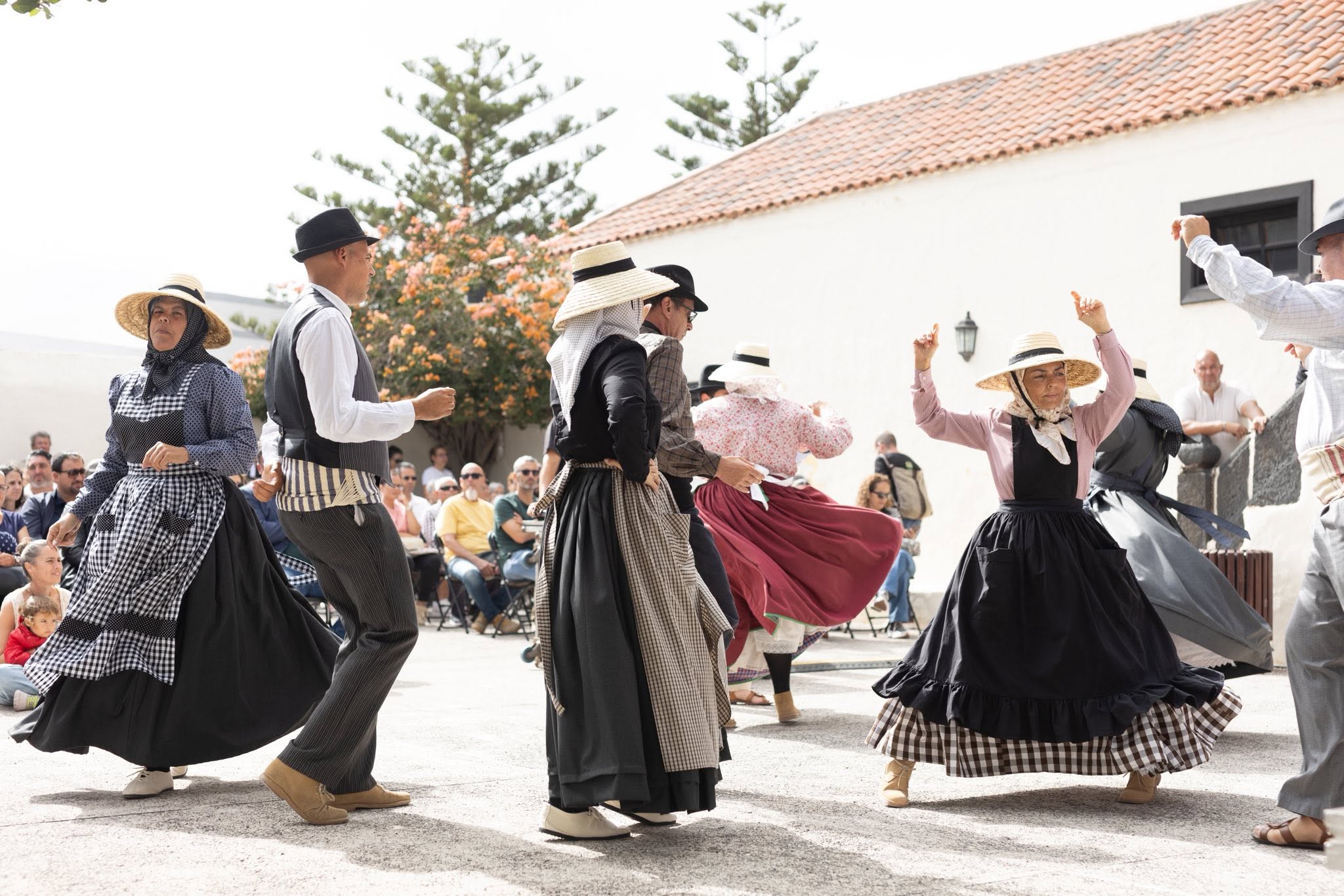 Clausura de las escuelas de folclore y bailes tradicionales Clausura de las escuelas de folclore y bailes tradicionales