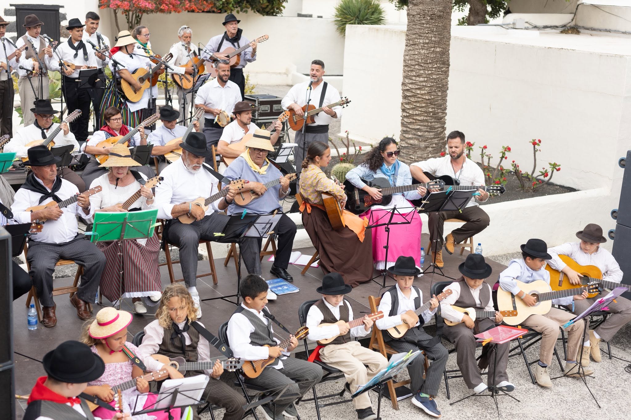 Clausura de las escuelas de folclore y bailes tradicionales Clausura de las escuelas de folclore y bailes tradicionales