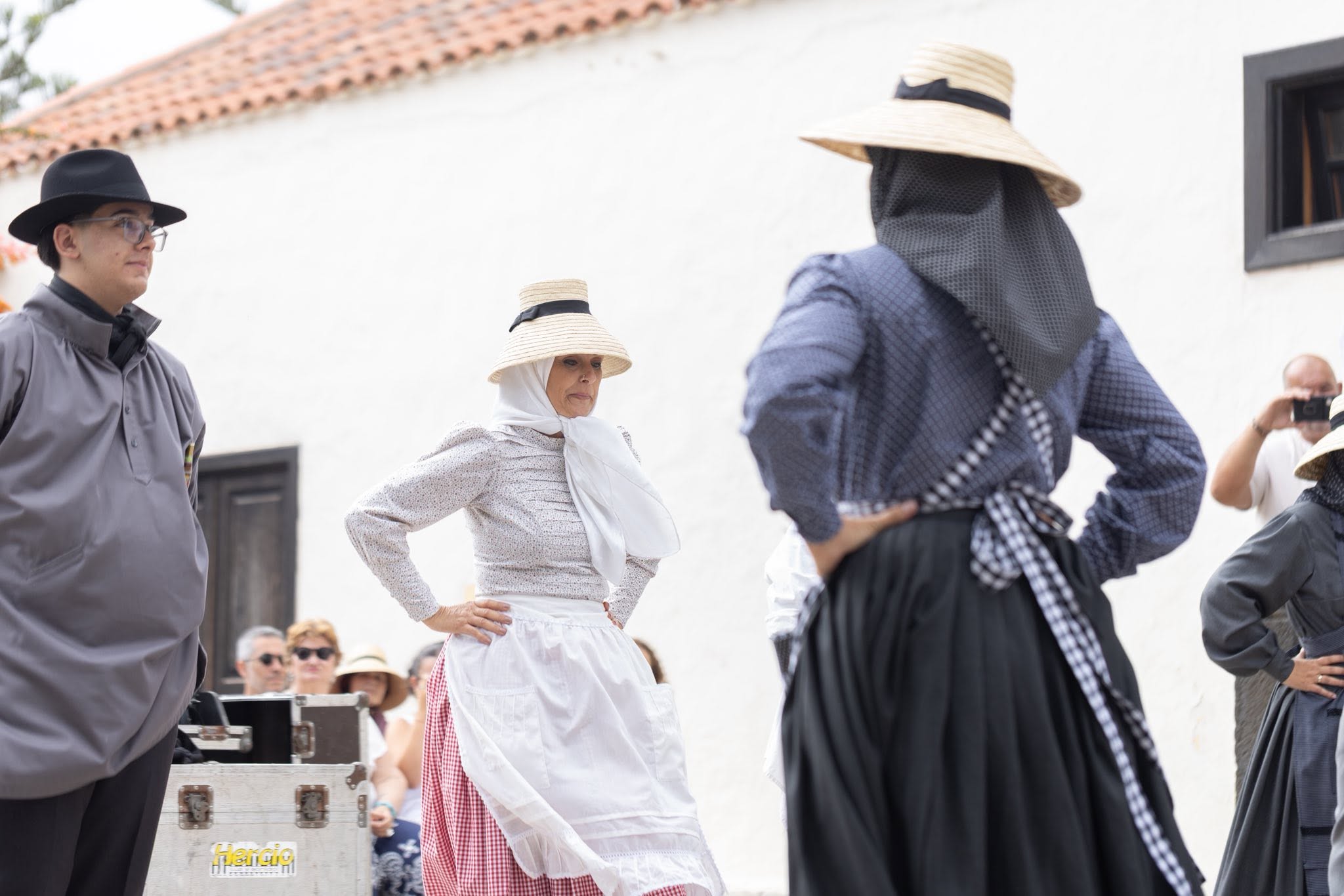 Clausura de las escuelas de folclore y bailes tradicionales Clausura de las escuelas de folclore y bailes tradicionales