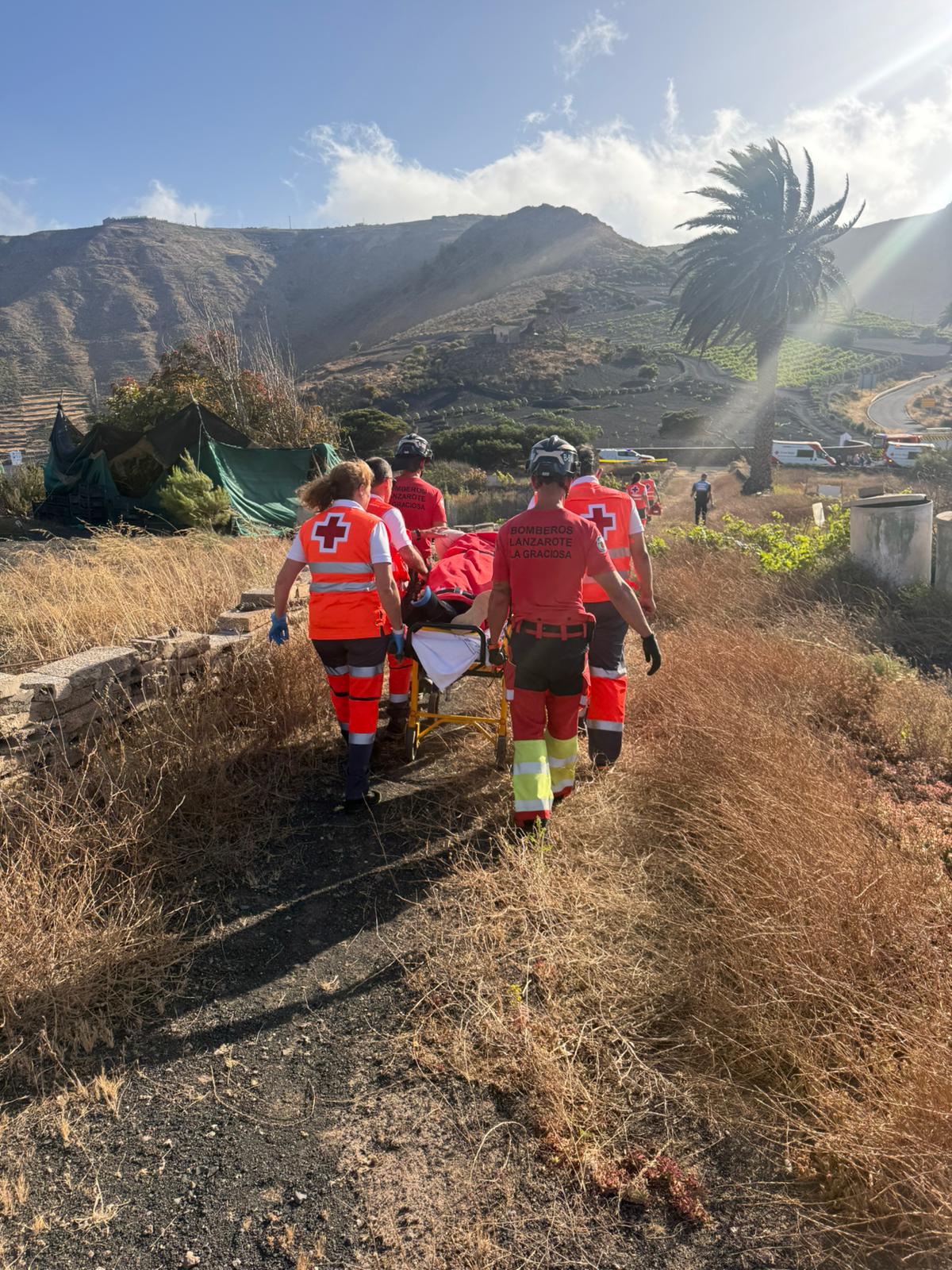 Bomberos trasladando al paciente en Tabayesco. 