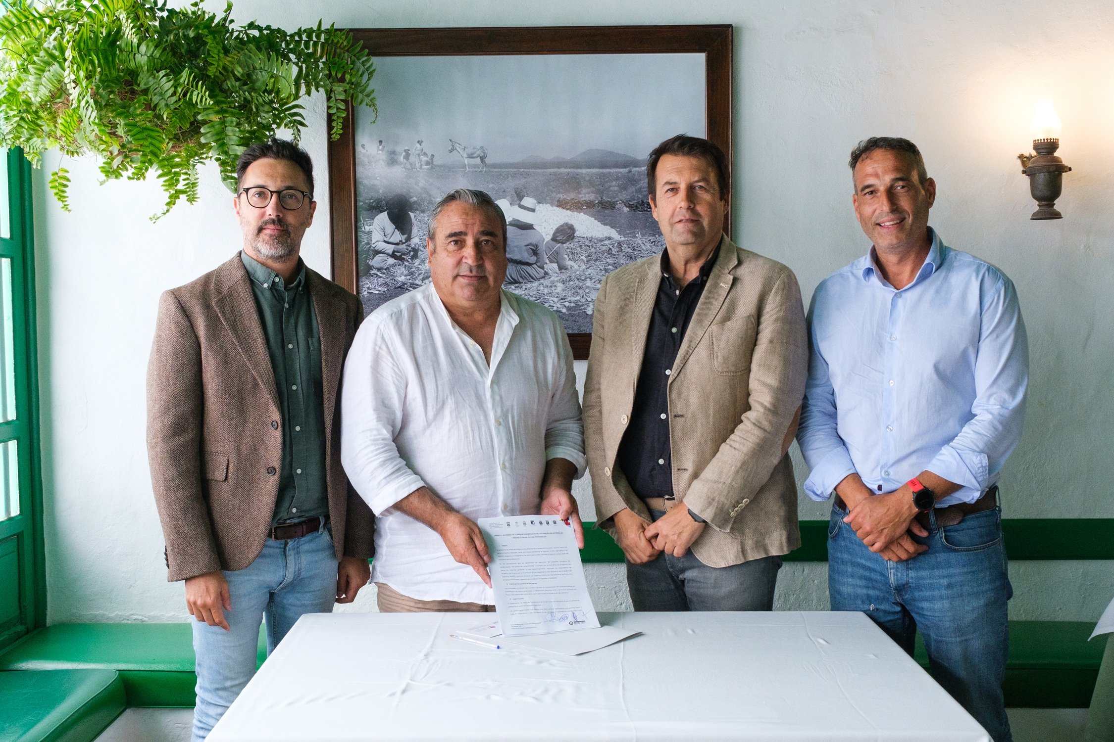 Firma del convenio con los responsables de Hacienda en Haría, San Bartolomé y Tías. Firma del convenio con los responsables de Hacienda en Haría, San Bartolomé y Tías.