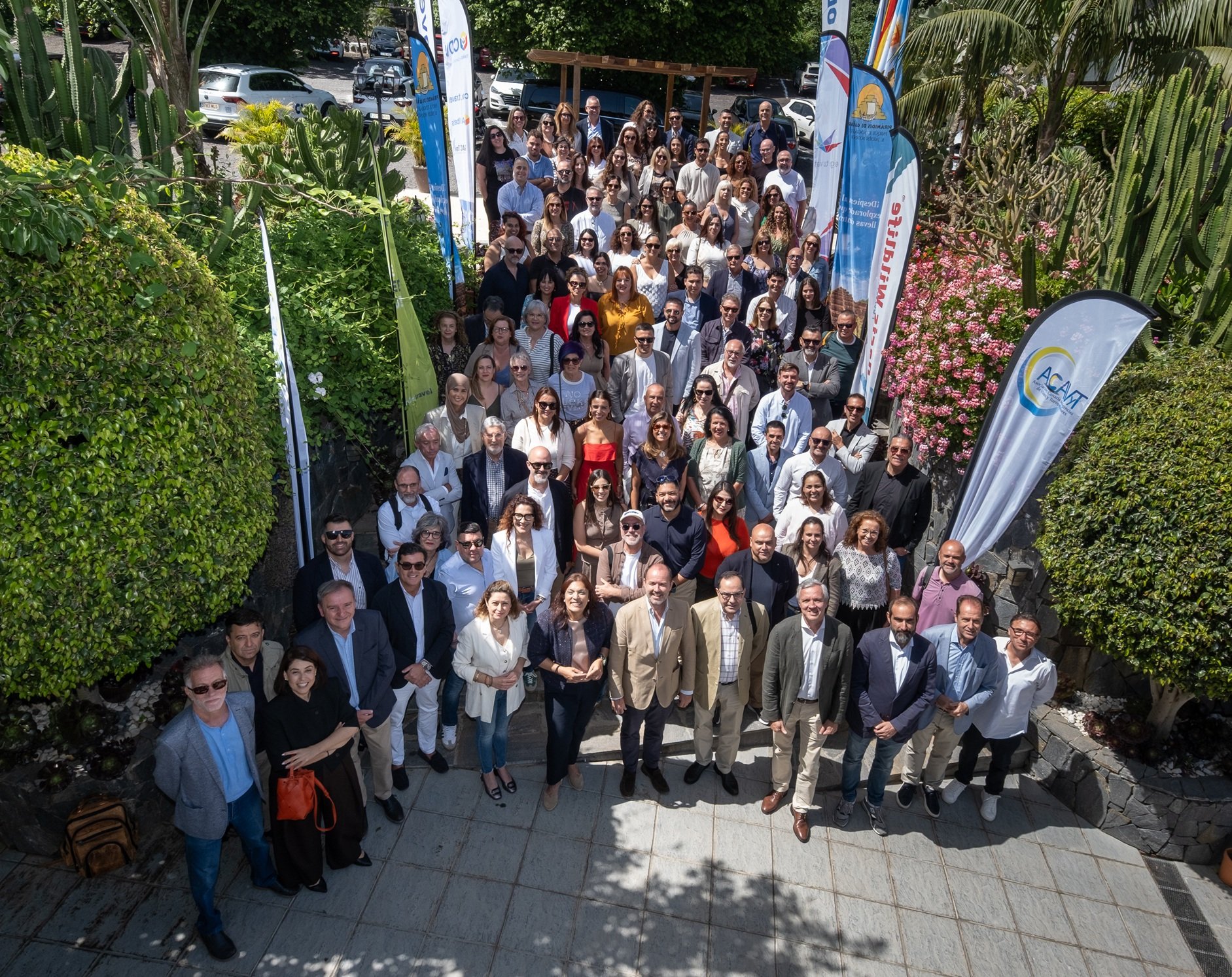 Foto de familia del III Encuentro anual de la Asociación Canaria de Agencias de Viajes y Turoperadores (ACAVyT)